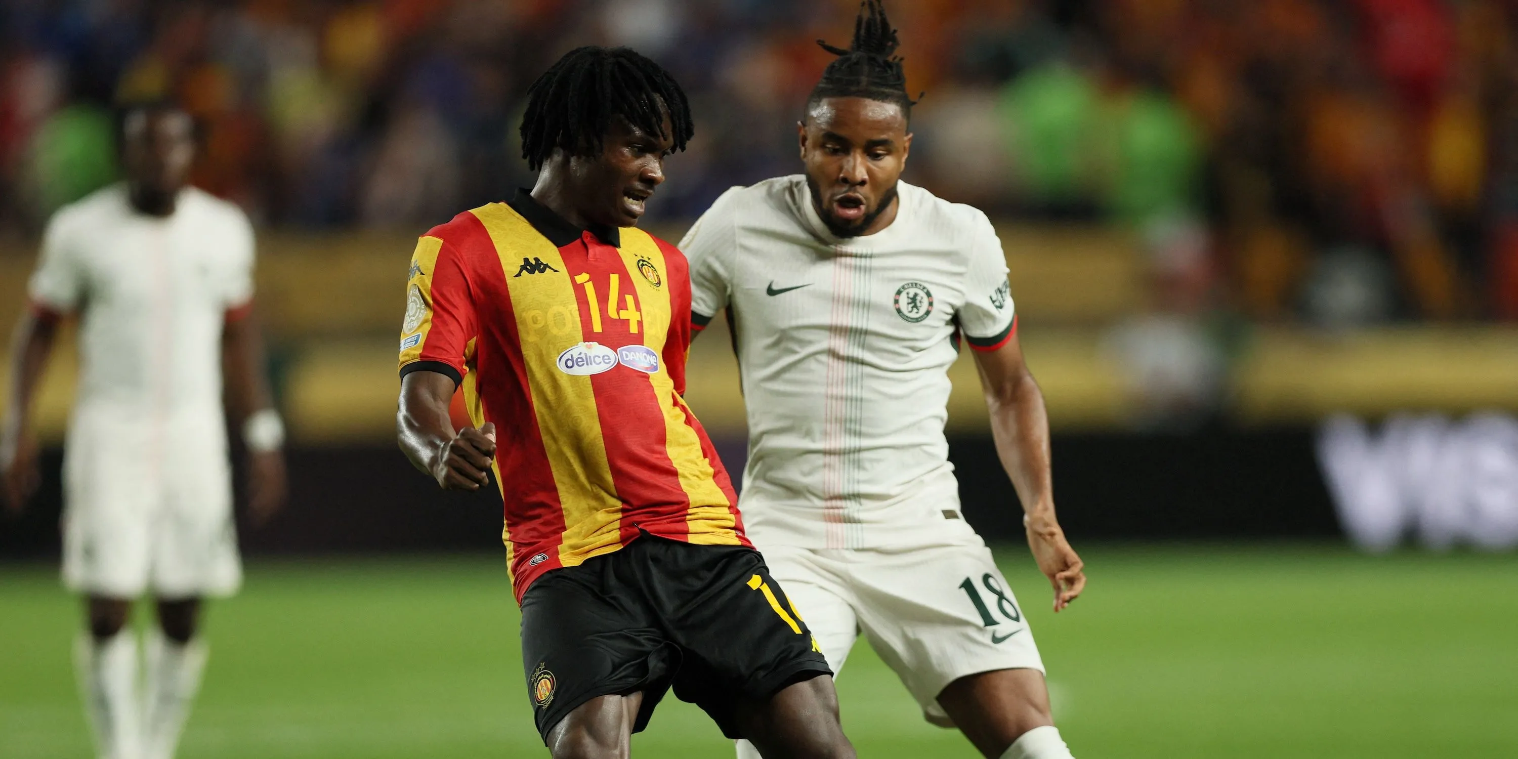 Tiền đạo Christopher Nkunku của Chelsea trong một pha tranh bóng