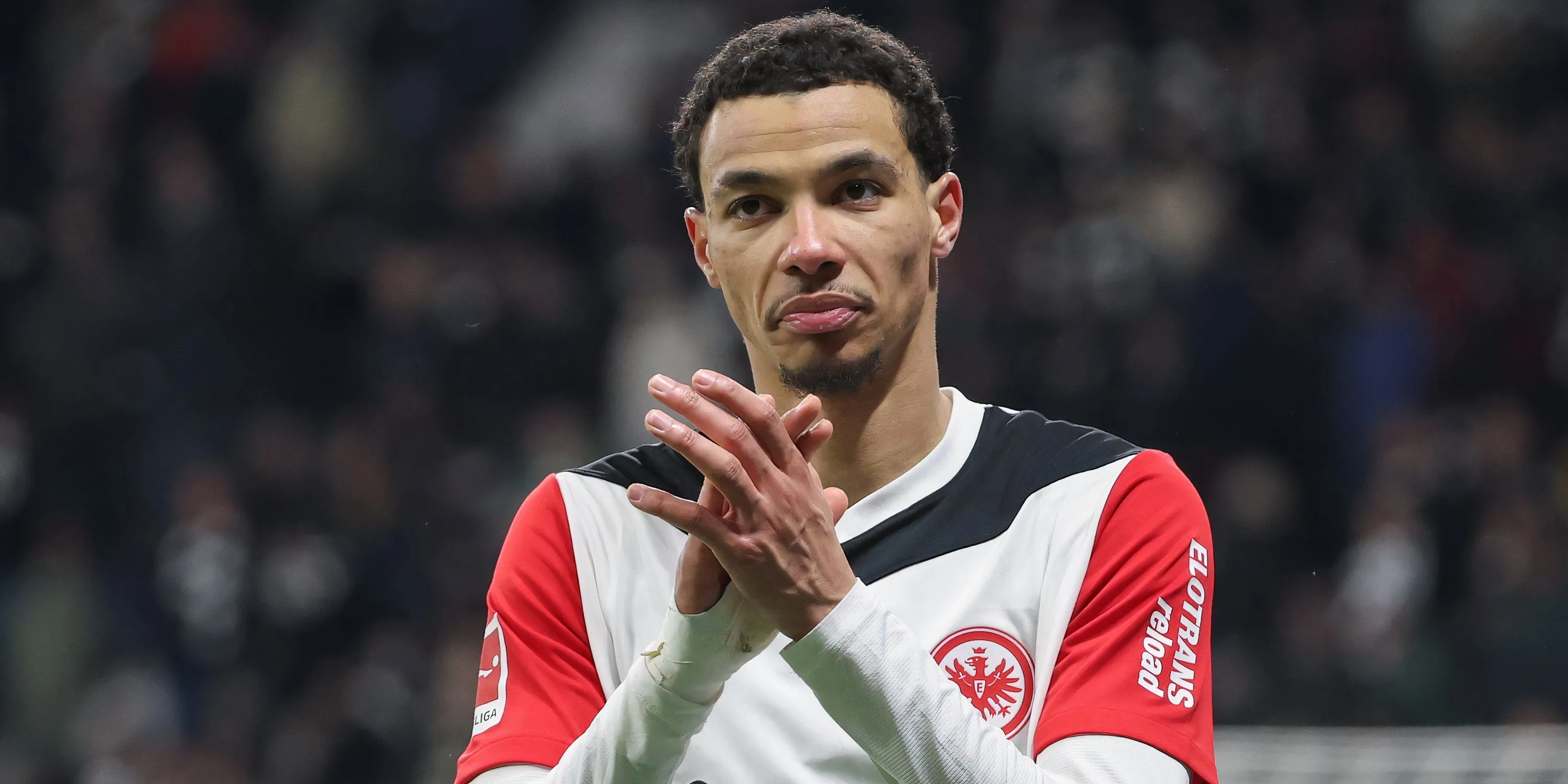 Tiền đạo Hugo Ekitike vẫy chào người hâm mộ Eintracht Frankfurt sau một mùa giải thành công