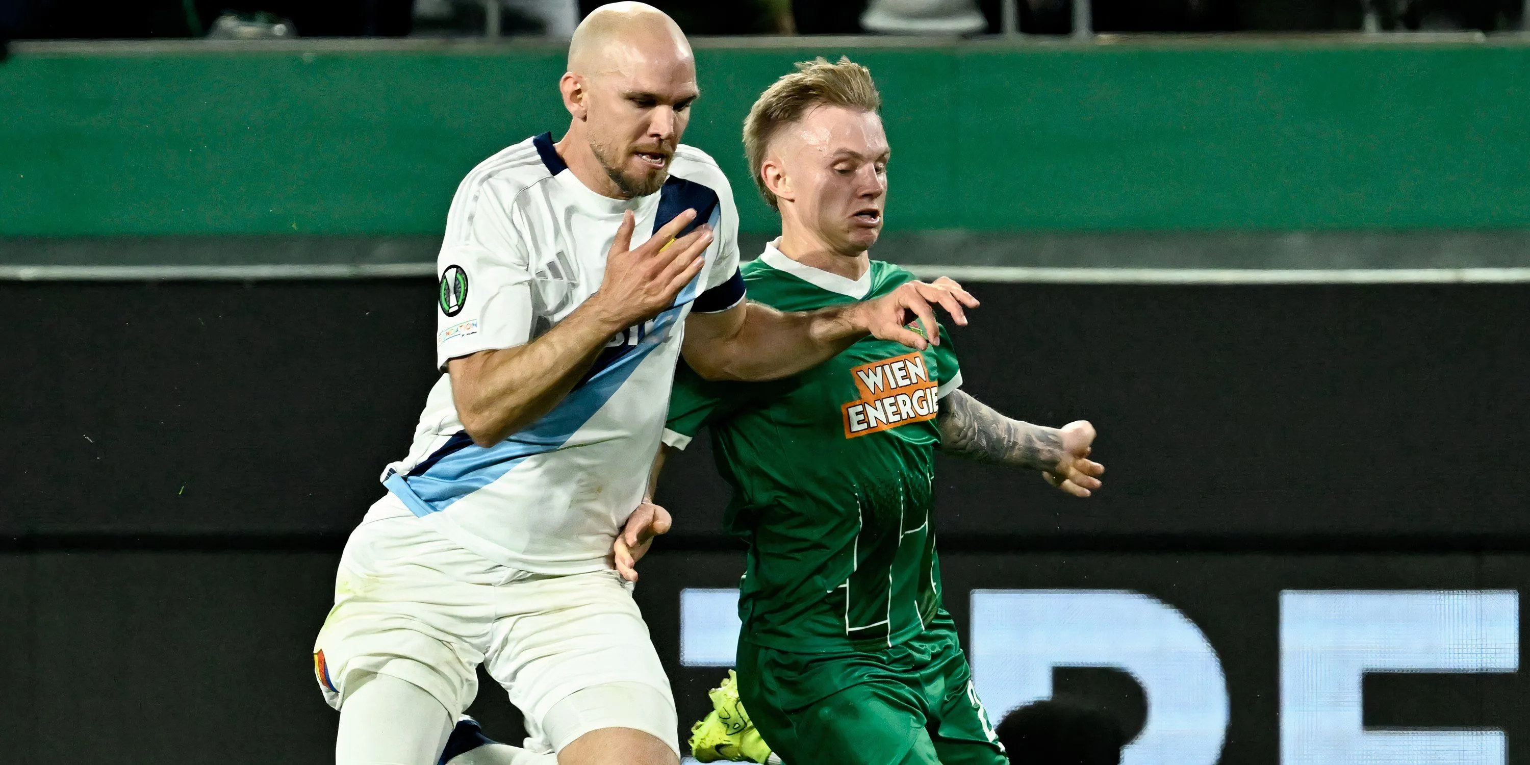 Tiền vệ chạy cánh Isak Jansson của Rapid Vienna