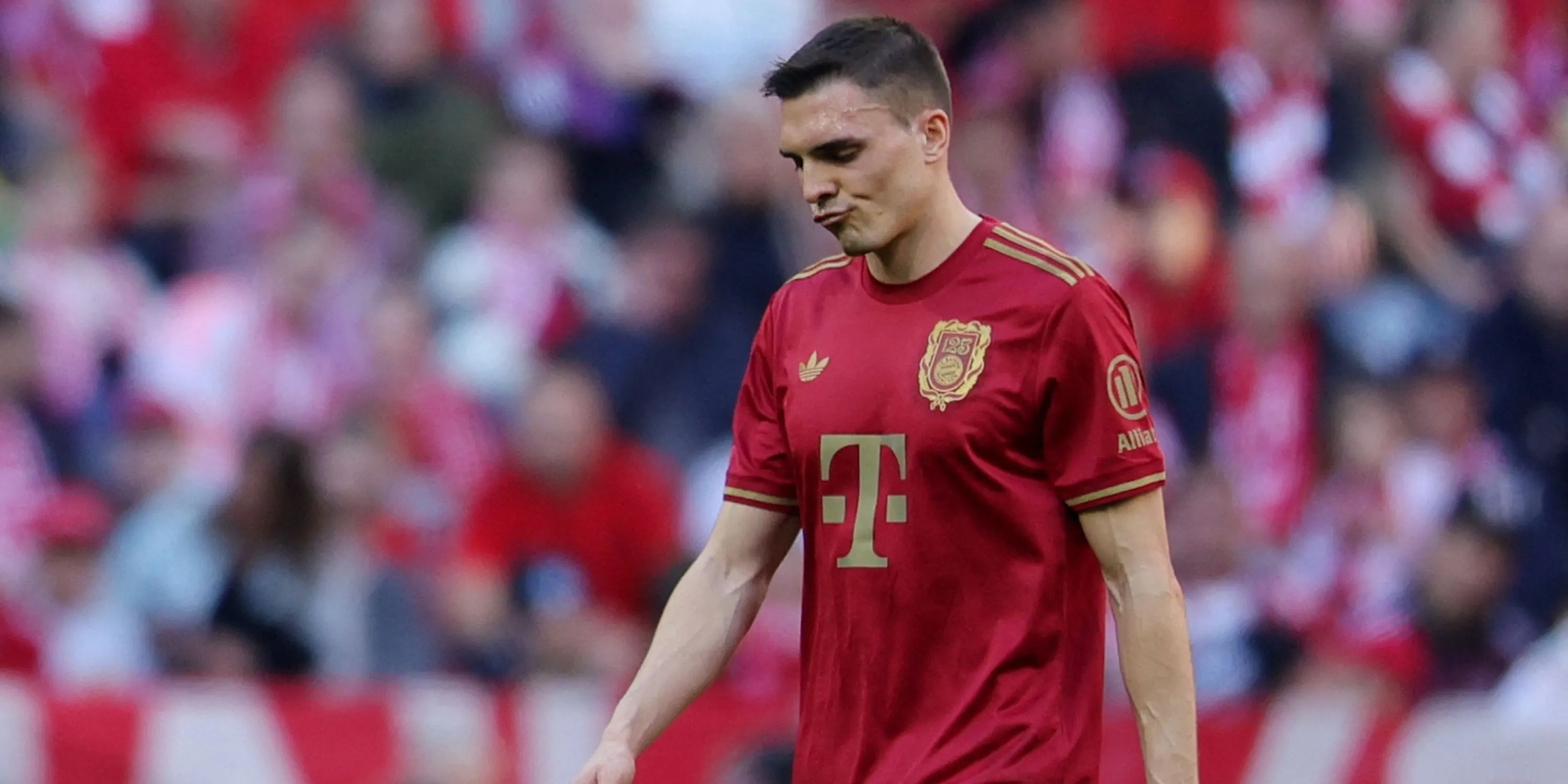 Tiền vệ Joao Palhinha của Bayern Munich thất vọng sau khi nhận thẻ đỏ, một mục tiêu chuyển nhượng của Spurs