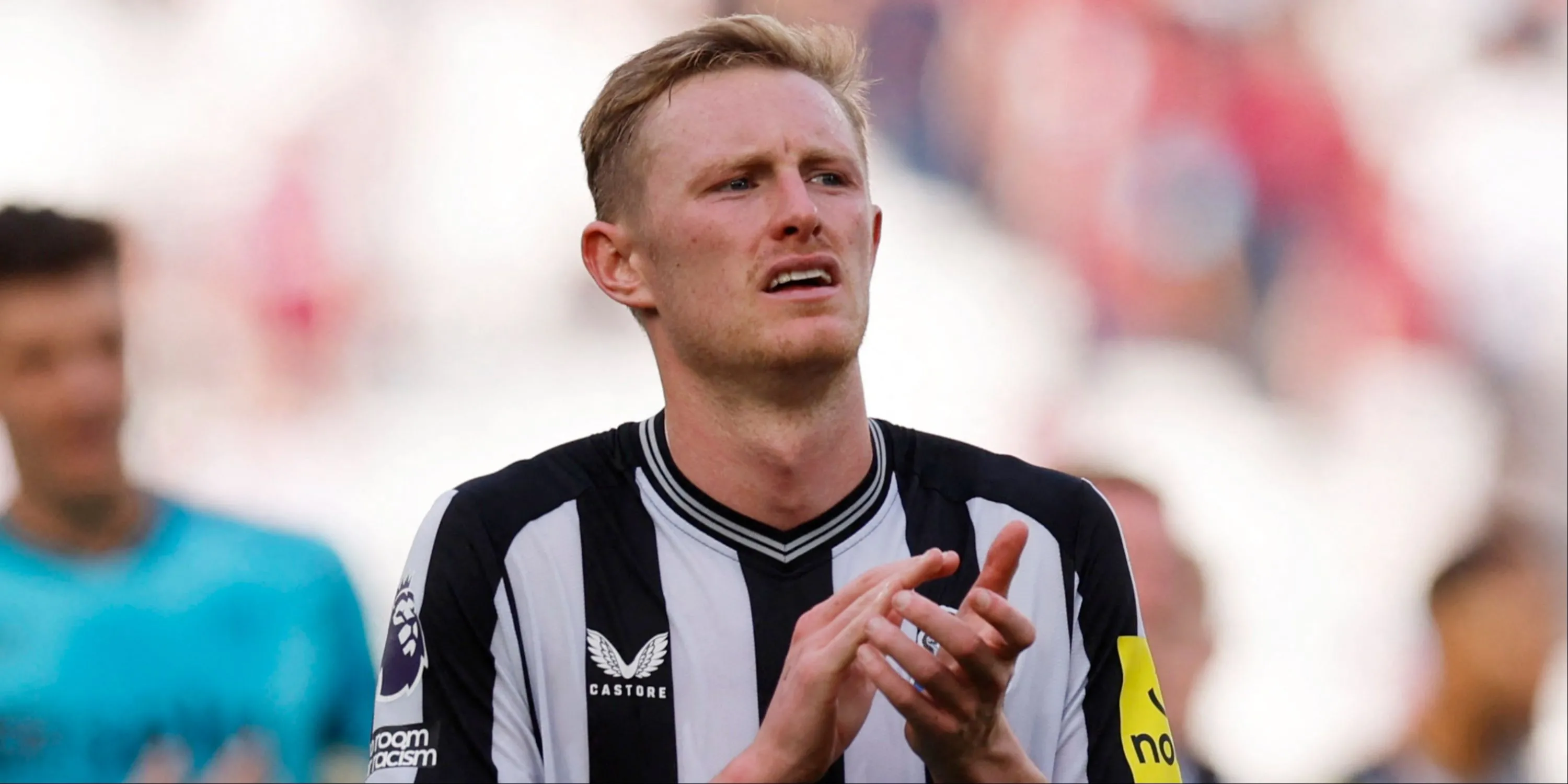Tiền vệ Sean Longstaff vỗ tay chào người hâm mộ Newcastle