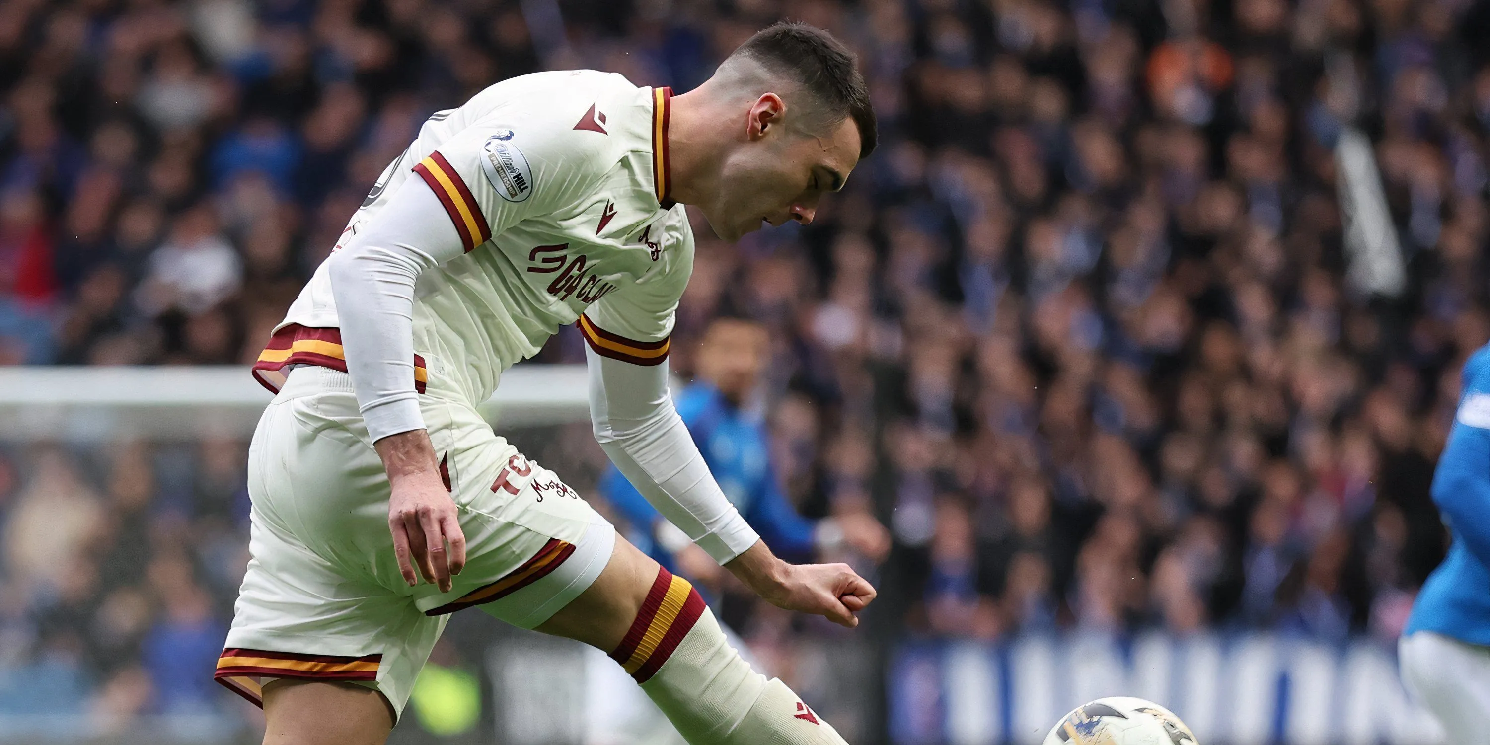 Tiền vệ trẻ Lennon Miller của Motherwell trên sân cỏ Premiership Scotland.