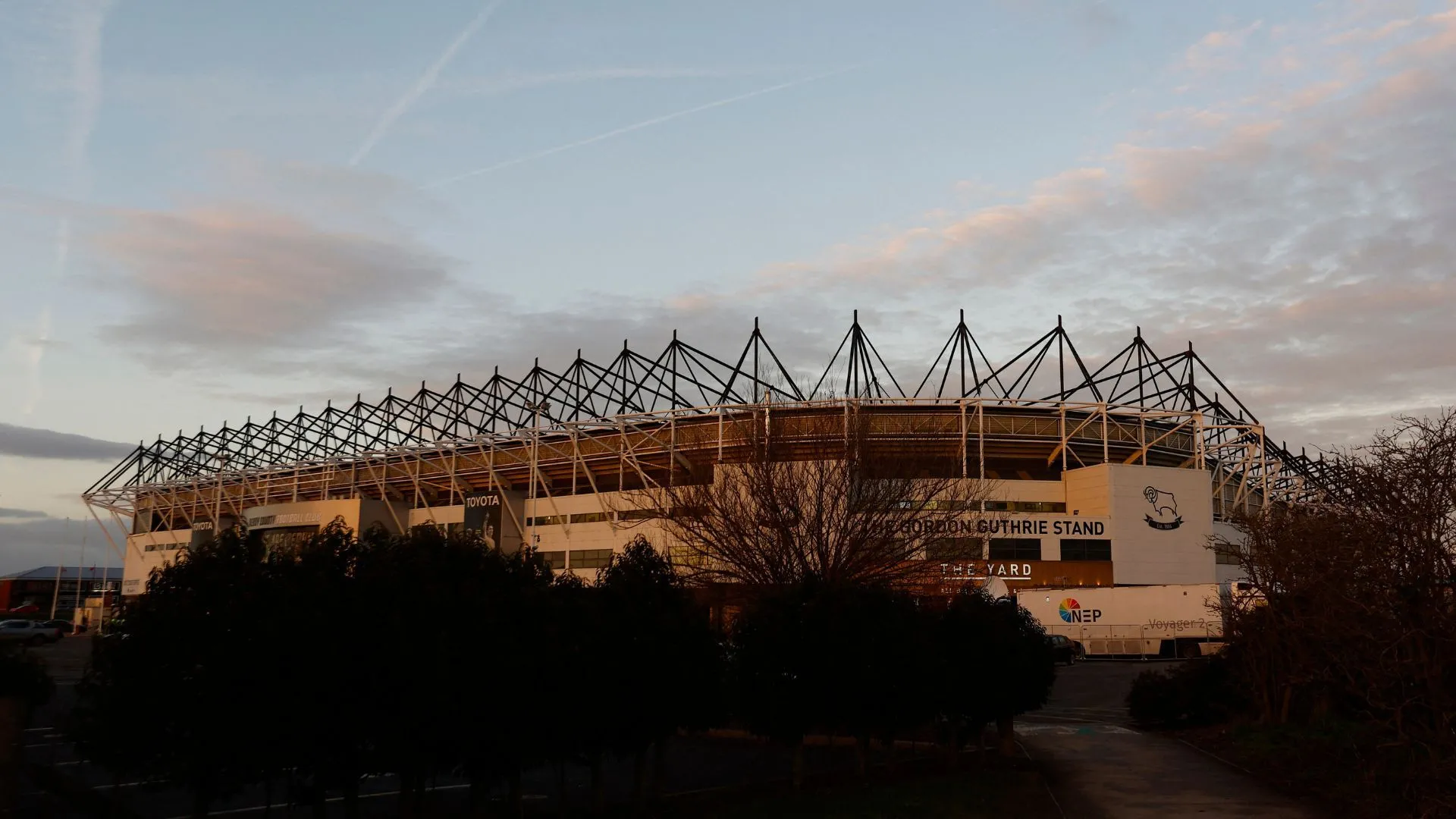 Toàn cảnh bên ngoài sân Pride Park của Derby County, một sân vận động hiện đại với tiện ích tốt và không gian an toàn cho người hâm mộ sân khách.