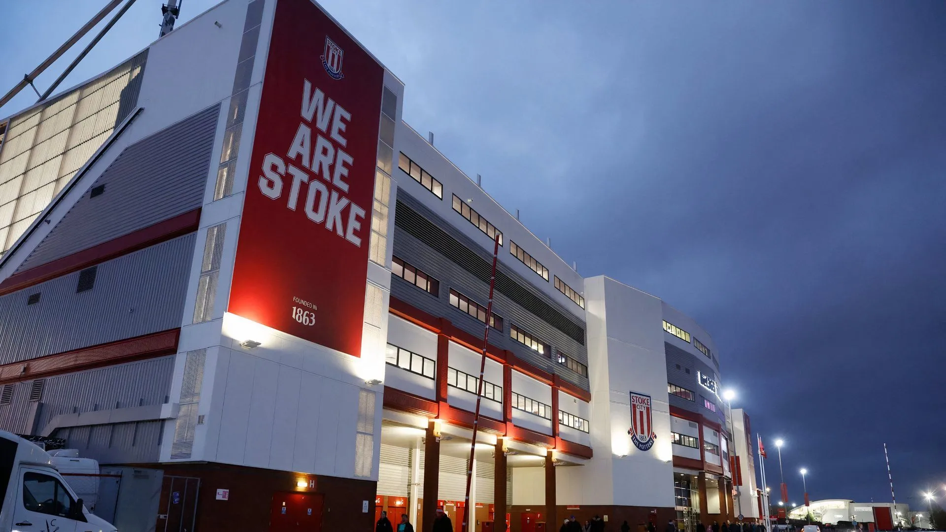 Toàn cảnh sân vận động bet365 của Stoke City, một địa điểm hiện đại với tiện nghi tốt và dễ dàng tiếp cận giao thông.