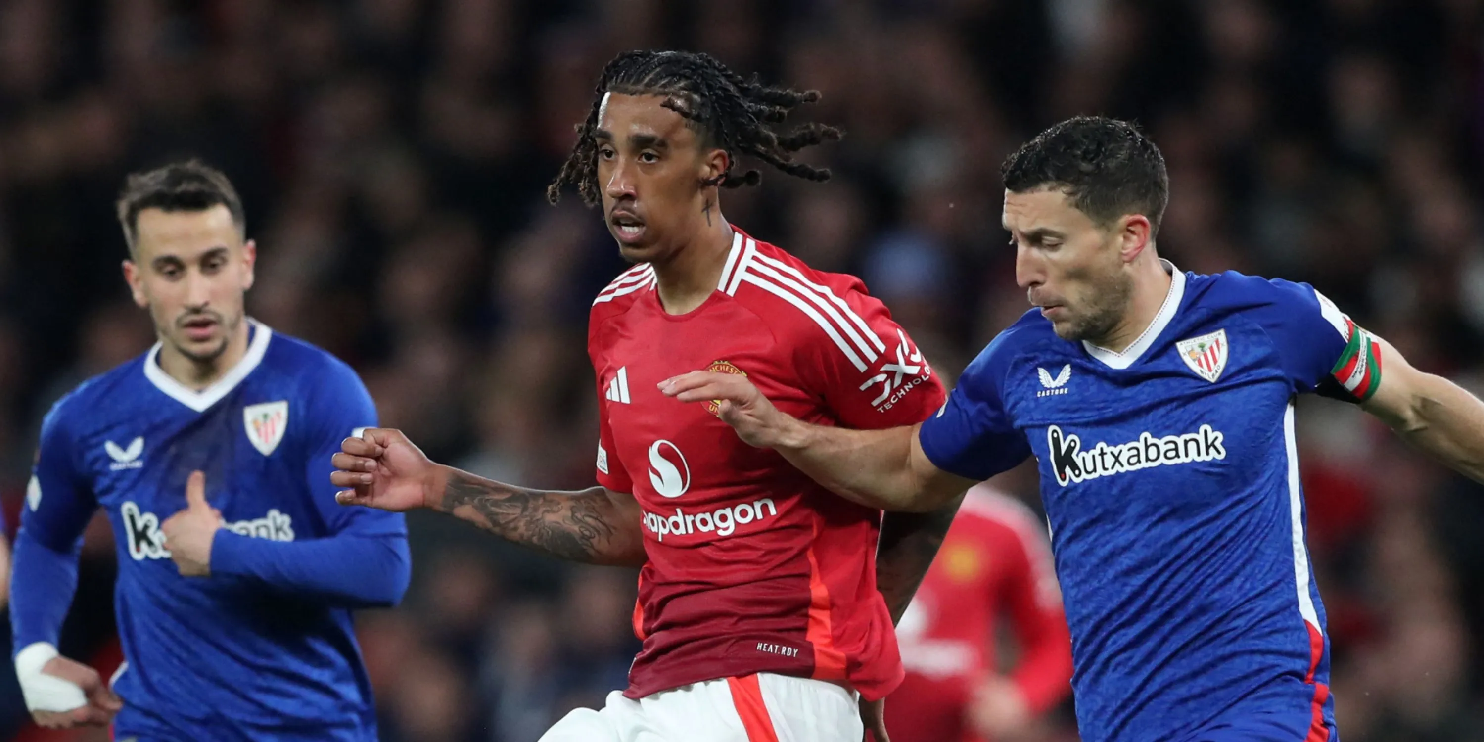 Trung vệ Leny Yoro của Manchester United thi đấu trên sân cỏ