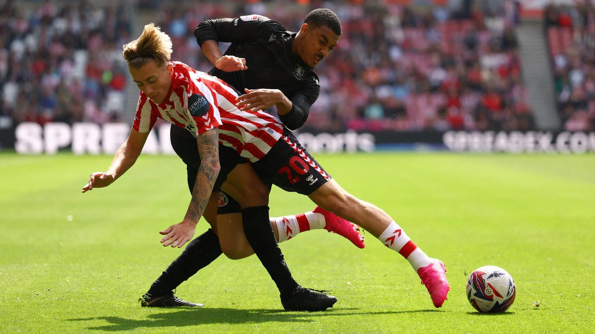 Yan Valery trong màu áo Sheffield Wednesday giữa tin đồn chuyển nhượng
