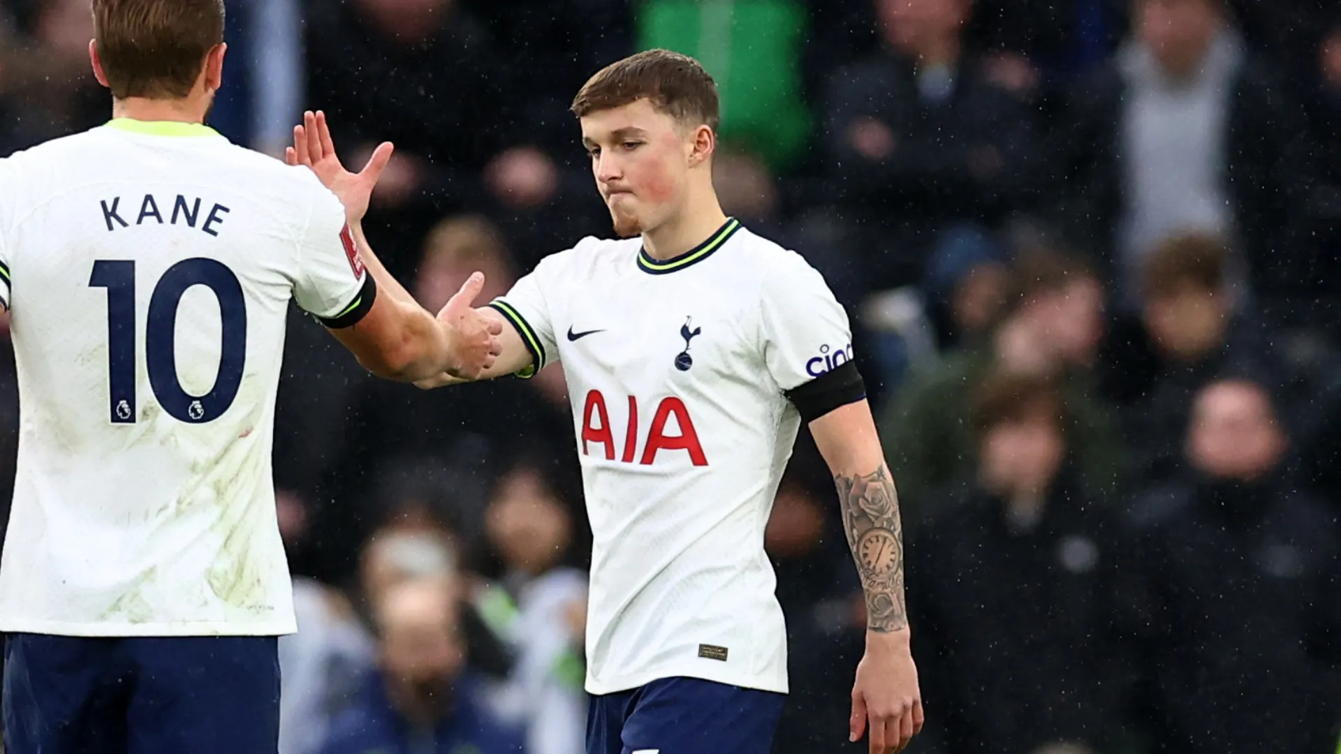 Alfie Devine mặc áo Tottenham trong trận đấu tại cúp