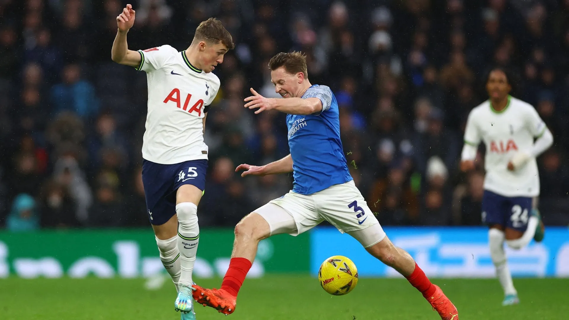Alfie Devine trên sân tập của câu lạc bộ