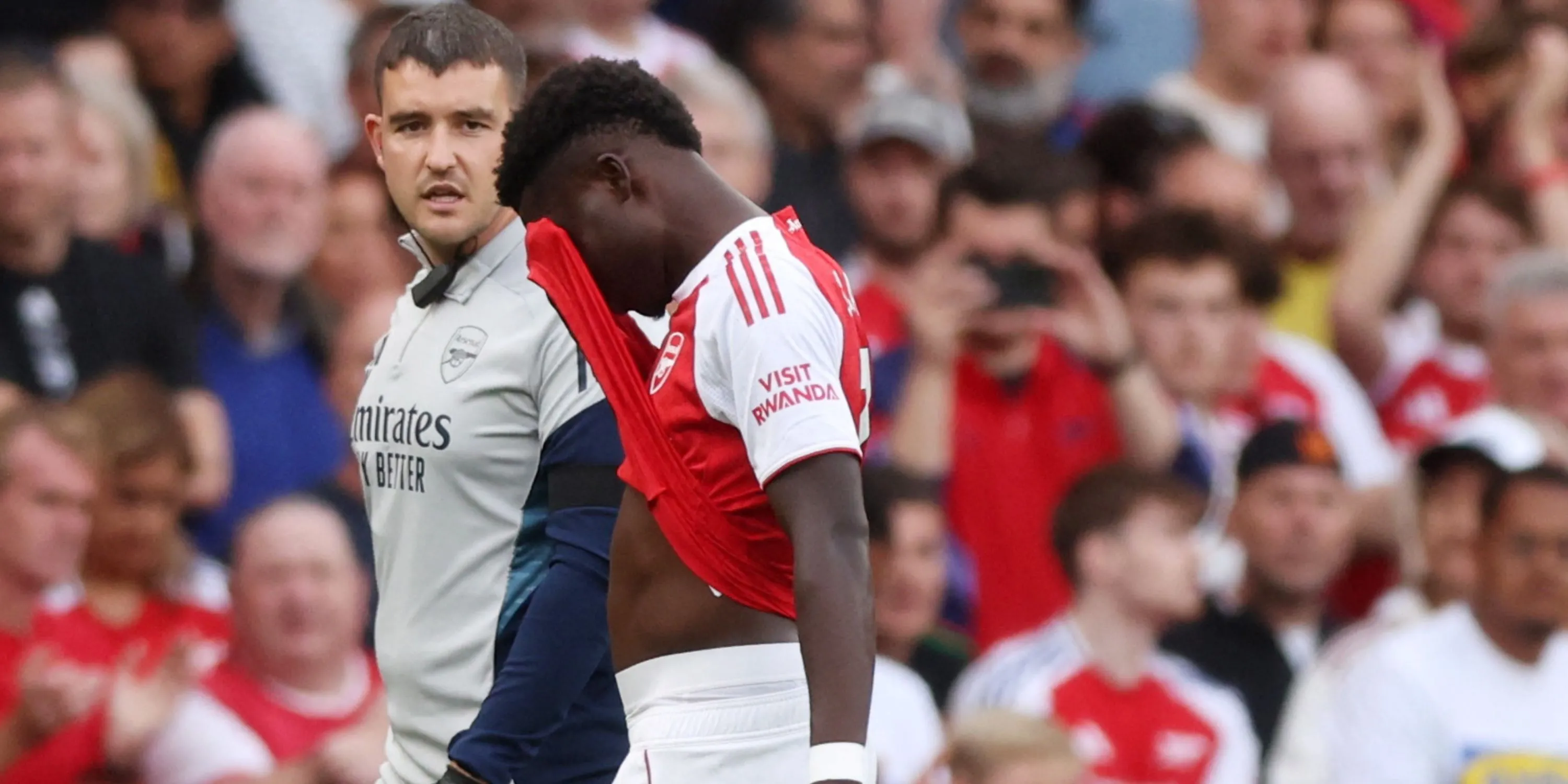 Bukayo Saka lộ rõ vẻ thất vọng khi phải rời sân vì chấn thương gân kheo