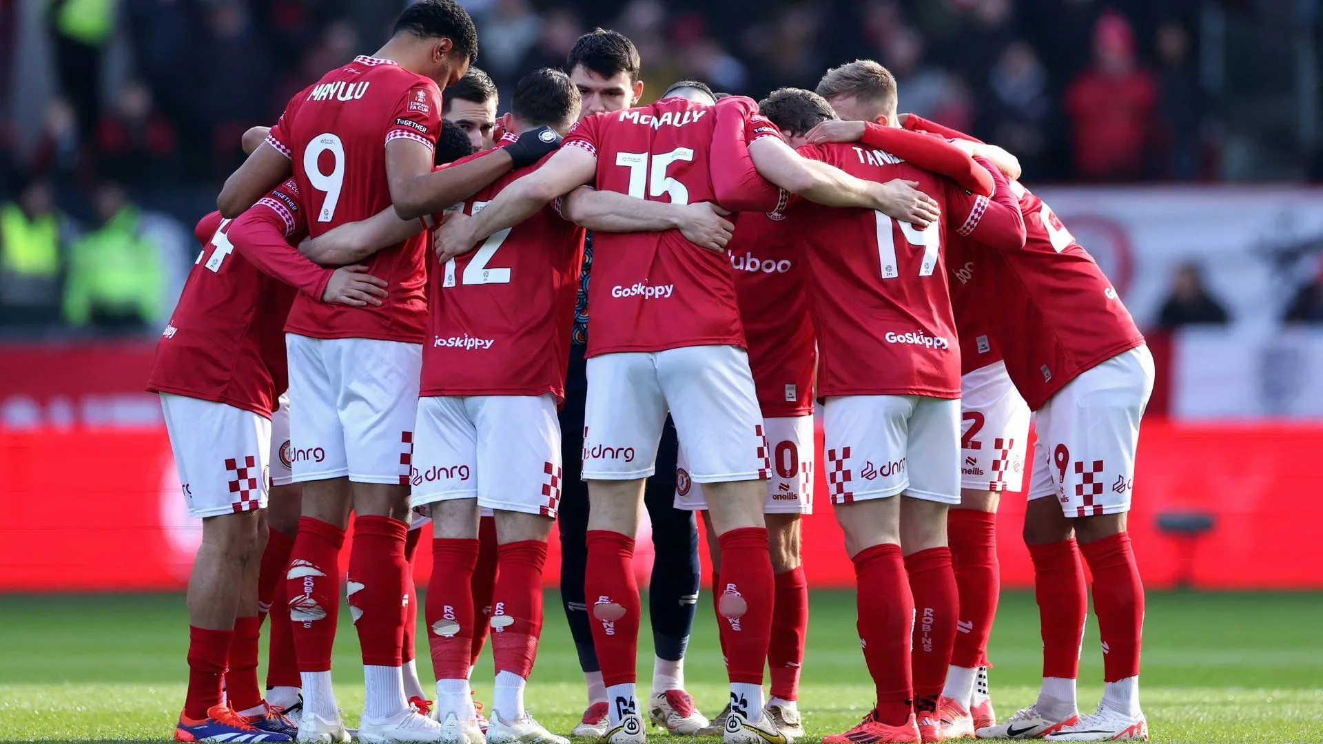 Các cầu thủ Bristol City trong vòng tròn khởi động, một môi trường tiềm năng nơi Patrick Roberts có thể phát huy tối đa khả năng sáng tạo.
