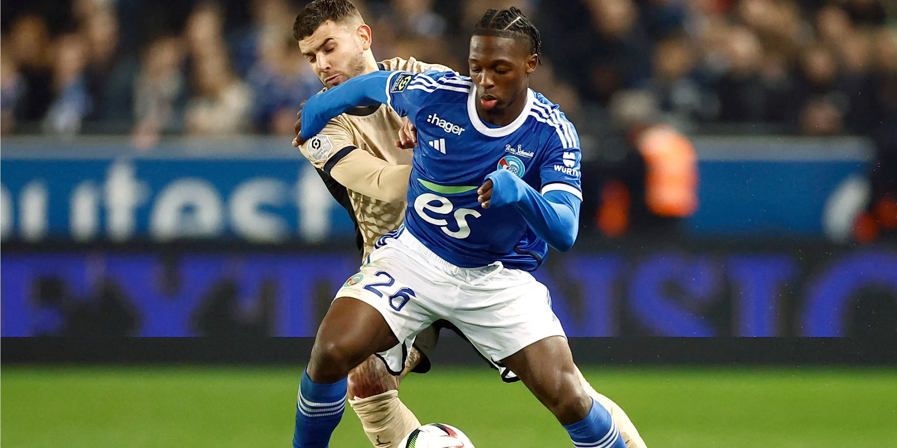 Dilane Bakwa thi đấu cho Strasbourg, tài năng mà Leeds United đang theo đuổi.