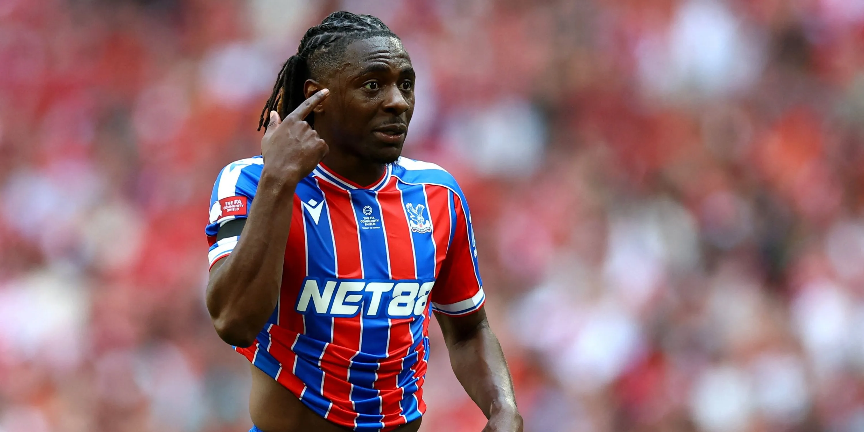 Eberechi Eze thi đấu cho Crystal Palace trong trận Community Shield trước khi chuyển đến Arsenal