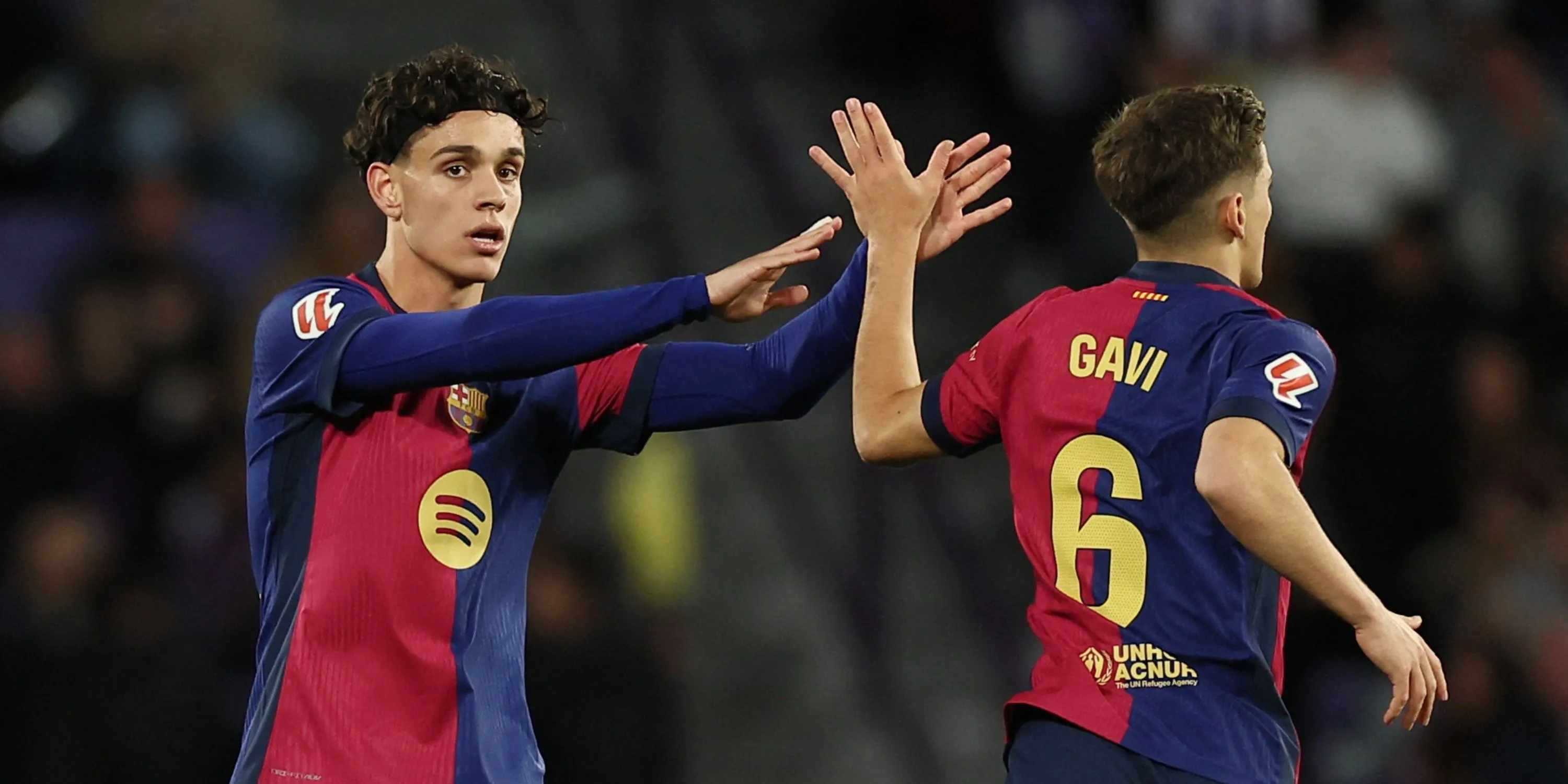 Hậu vệ trẻ Hector Fort cùng Gavi của Barcelona trên sân tập