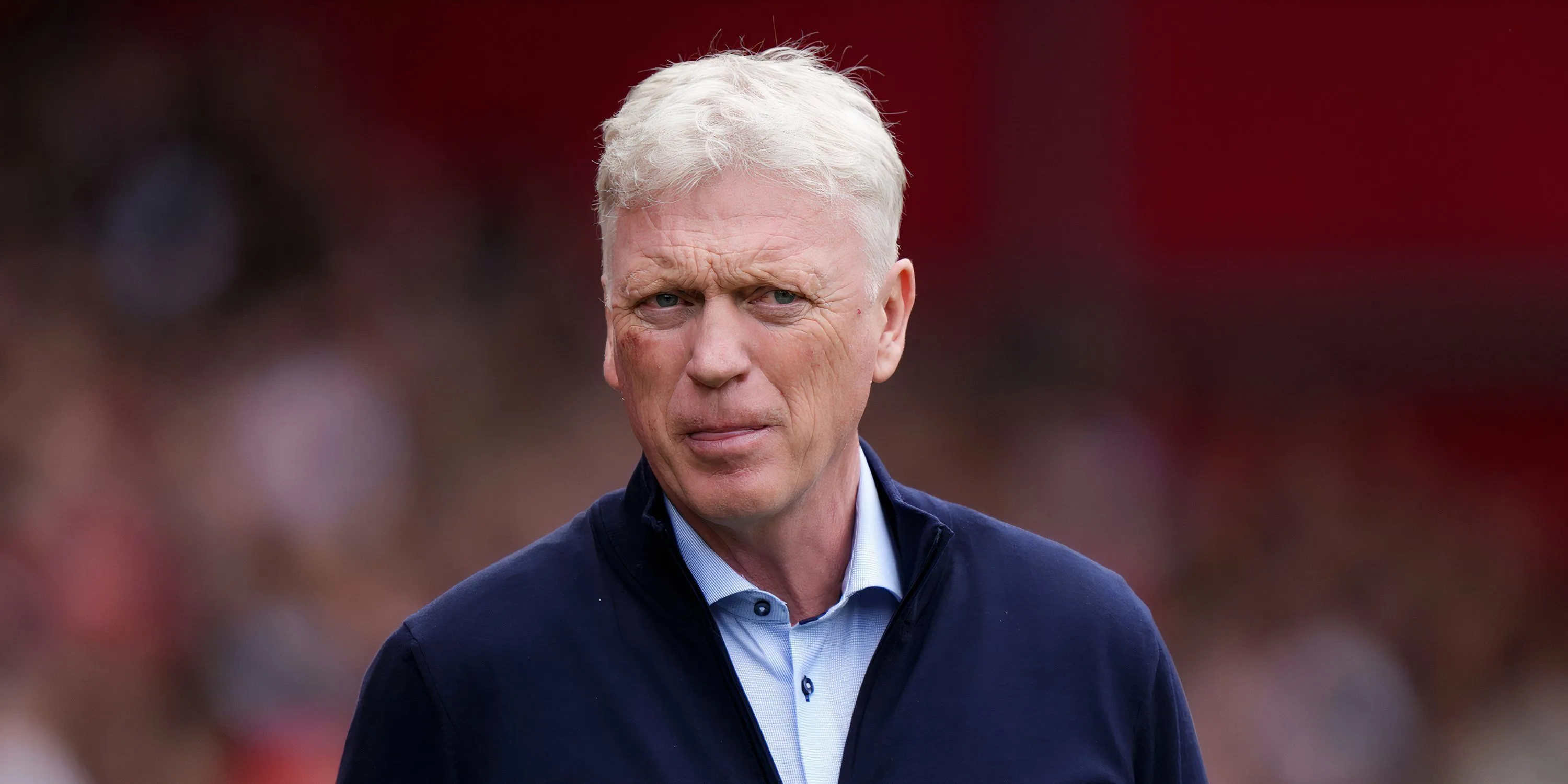HLV David Moyes chỉ đạo bên đường biên trong bối cảnh tin tức lực lượng Everton trước trận đấu