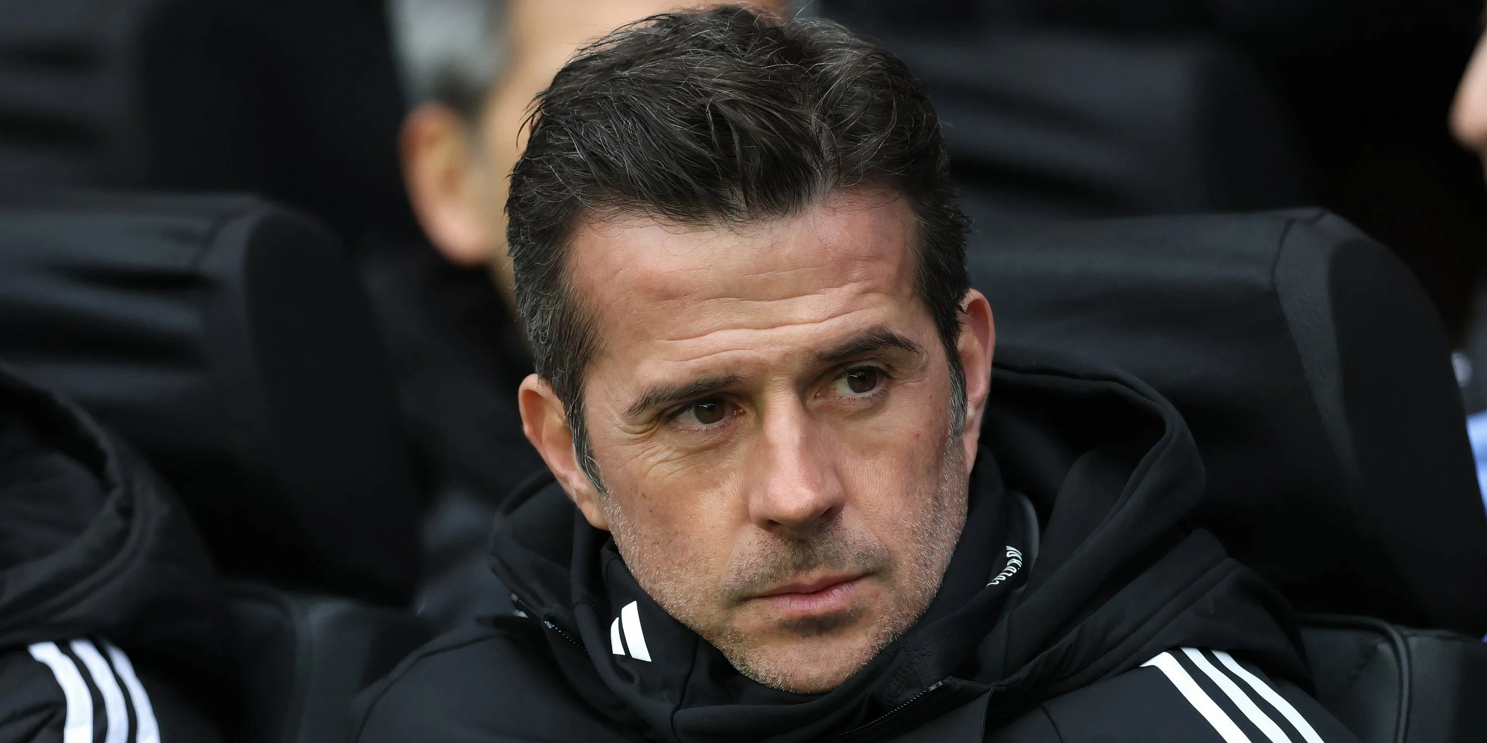 HLV Marco Silva của Fulham đang theo dõi trận đấu từ khu vực kỹ thuật