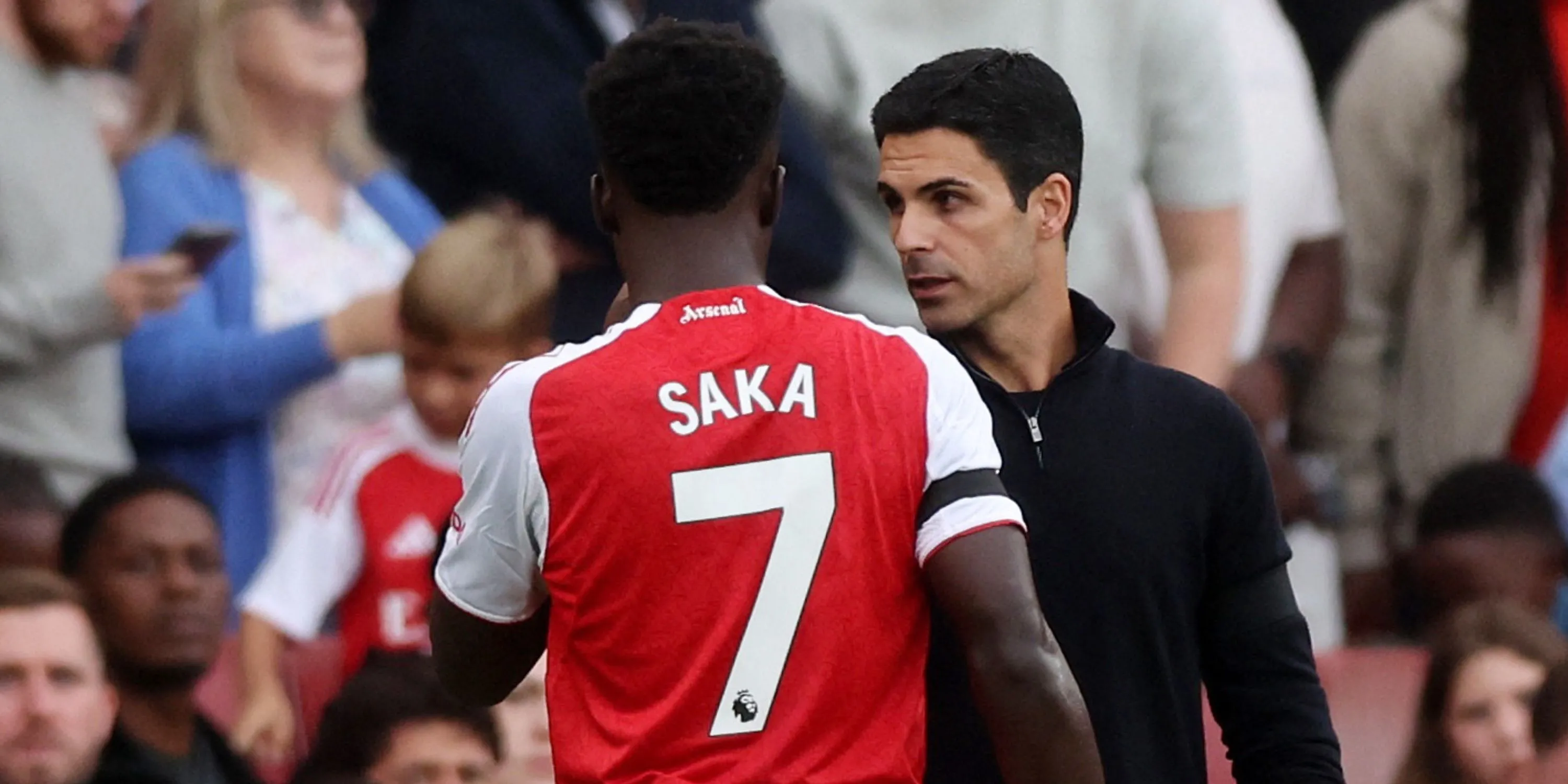 HLV Mikel Arteta động viên Bukayo Saka sau chấn thương trong trận đấu của Arsenal