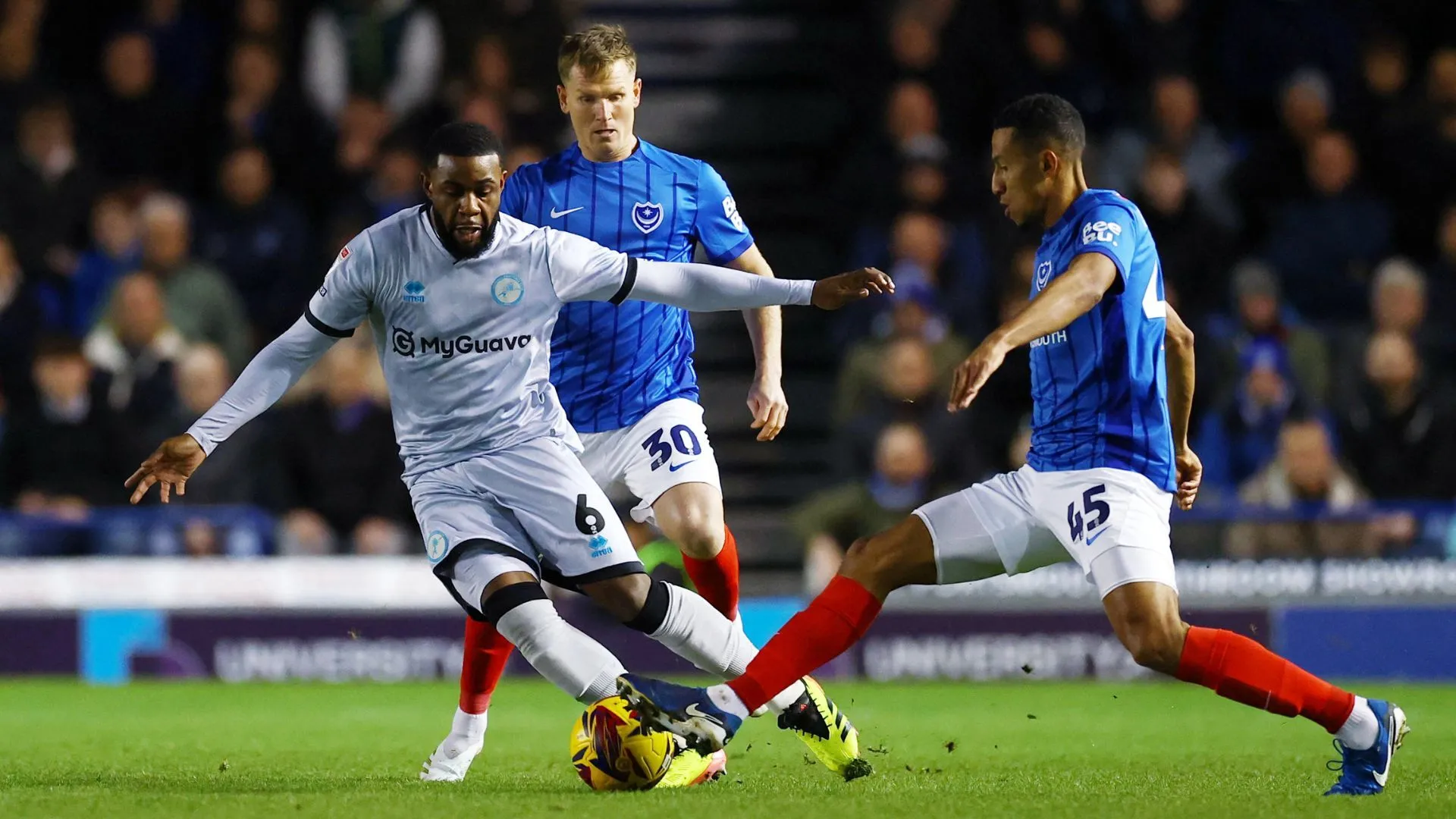 Japhet Tanganga trong màu áo Millwall thi đấu tại Championship