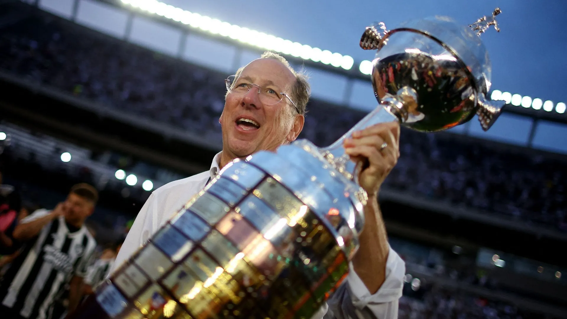 John Textor nâng cúp Copa Libertadores cùng câu lạc bộ Botafogo, biểu tượng thành công trong đầu tư bóng đá của ông