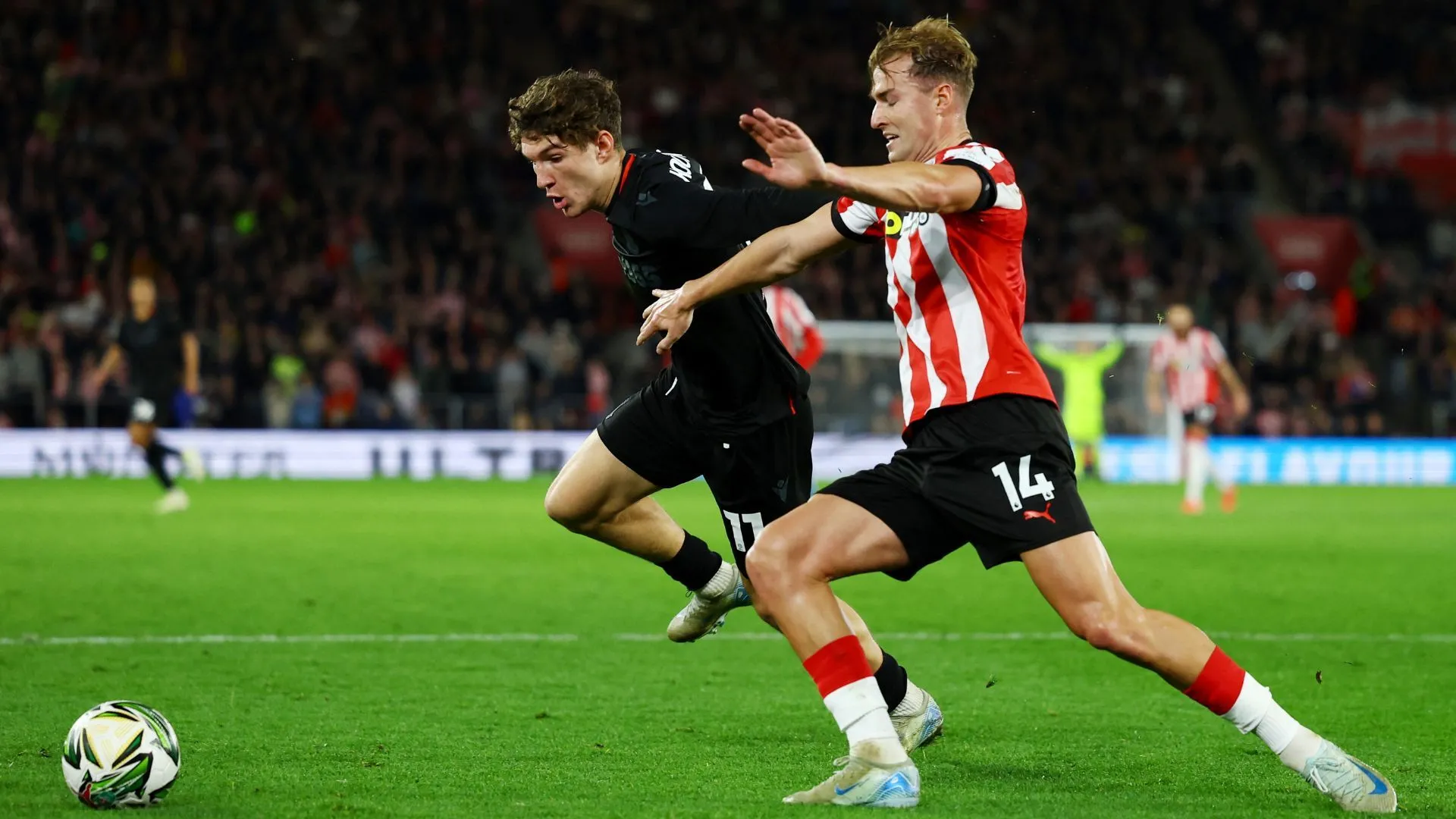 Lewis Koumas của Liverpool tranh chấp bóng tại Championship, cầu thủ trẻ đang là mục tiêu cho mượn của nhiều đội bóng Hạng Nhất Anh