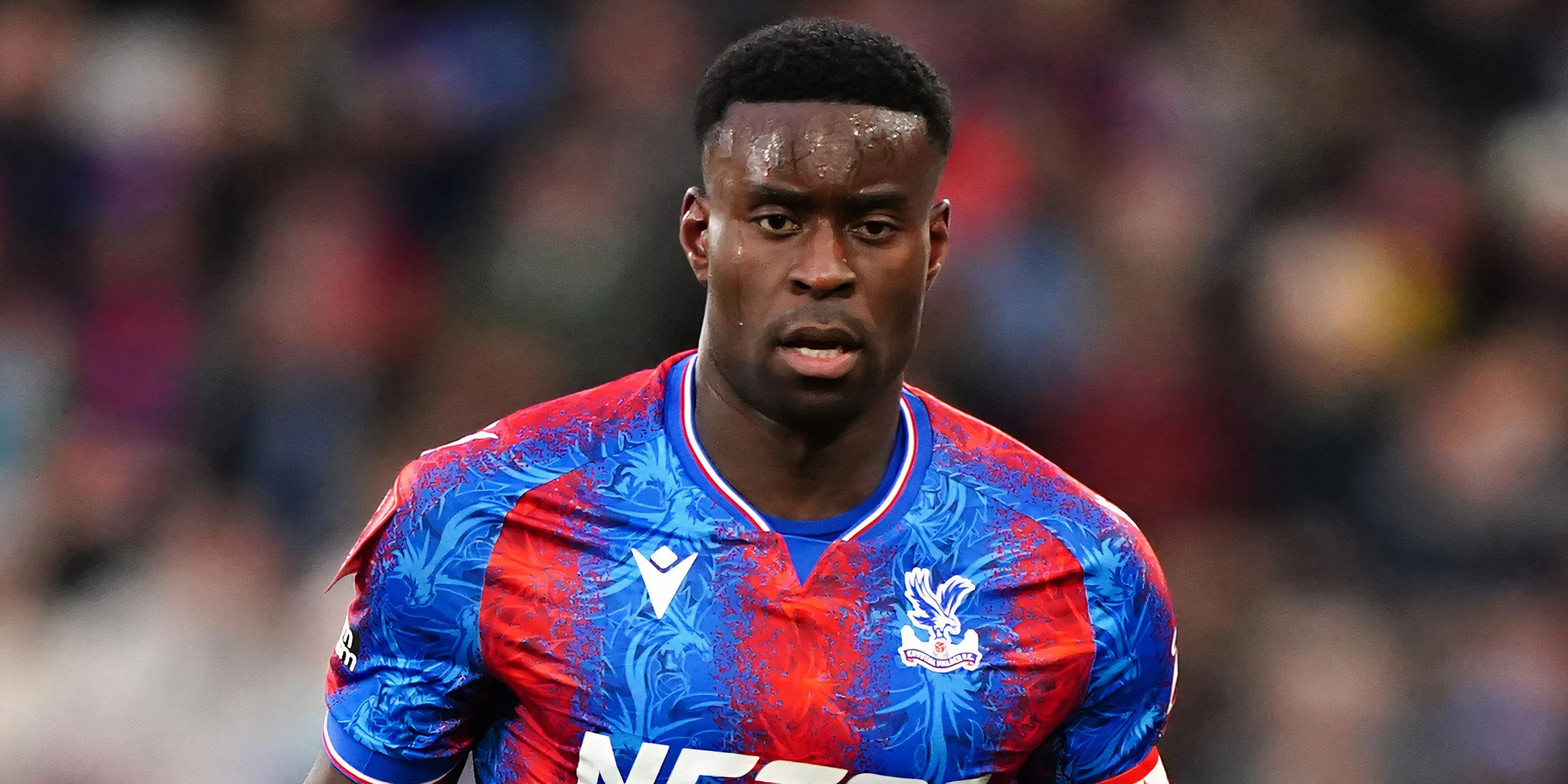 Marc Guehi thi đấu trong màu áo Crystal Palace giữa tin đồn chuyển đến Liverpool