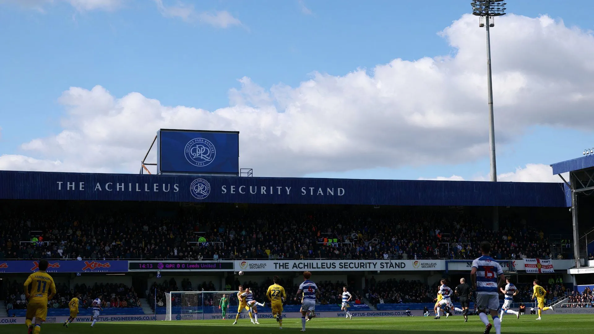 Sân Loftus Road của Queens Park Rangers, nơi Patrick Roberts có thể bổ sung sức mạnh và sự sáng tạo cho hàng công của QPR.