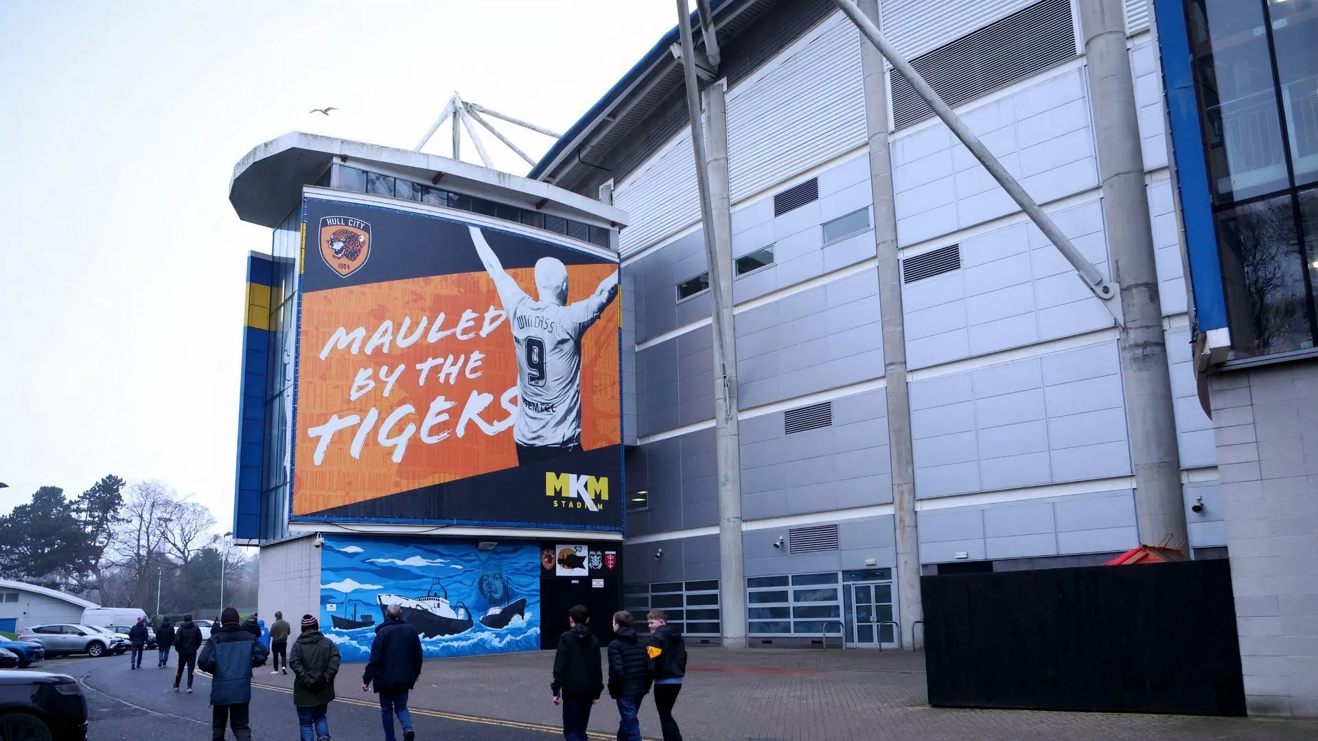 Sân vận động MKM của Hull City, bến đỗ tiềm năng cho Patrick Roberts trong hành trình tìm kiếm suất đá chính tại EFL Championship.