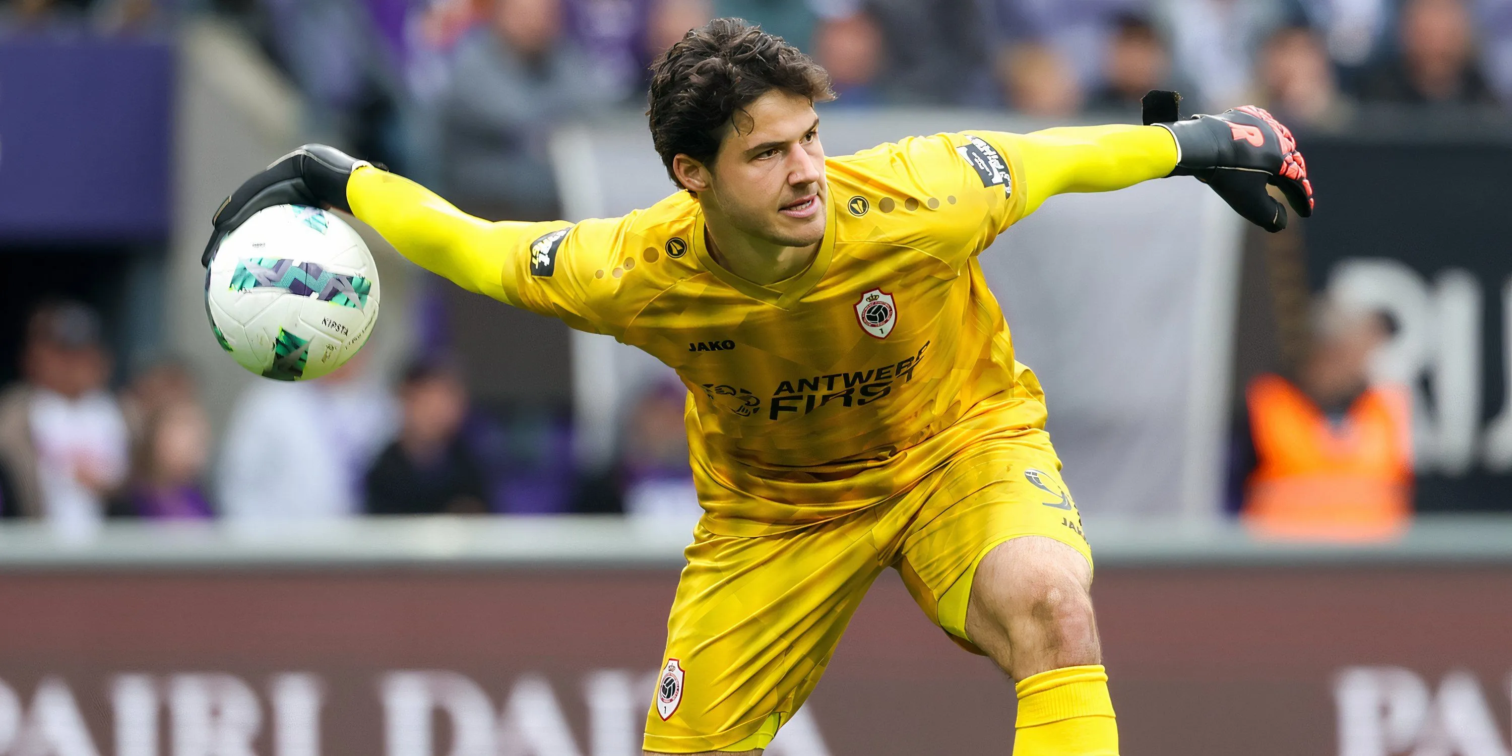 Thủ môn Senne Lammens trong màu áo Royal Antwerp, mục tiêu chuyển nhượng của Manchester United
