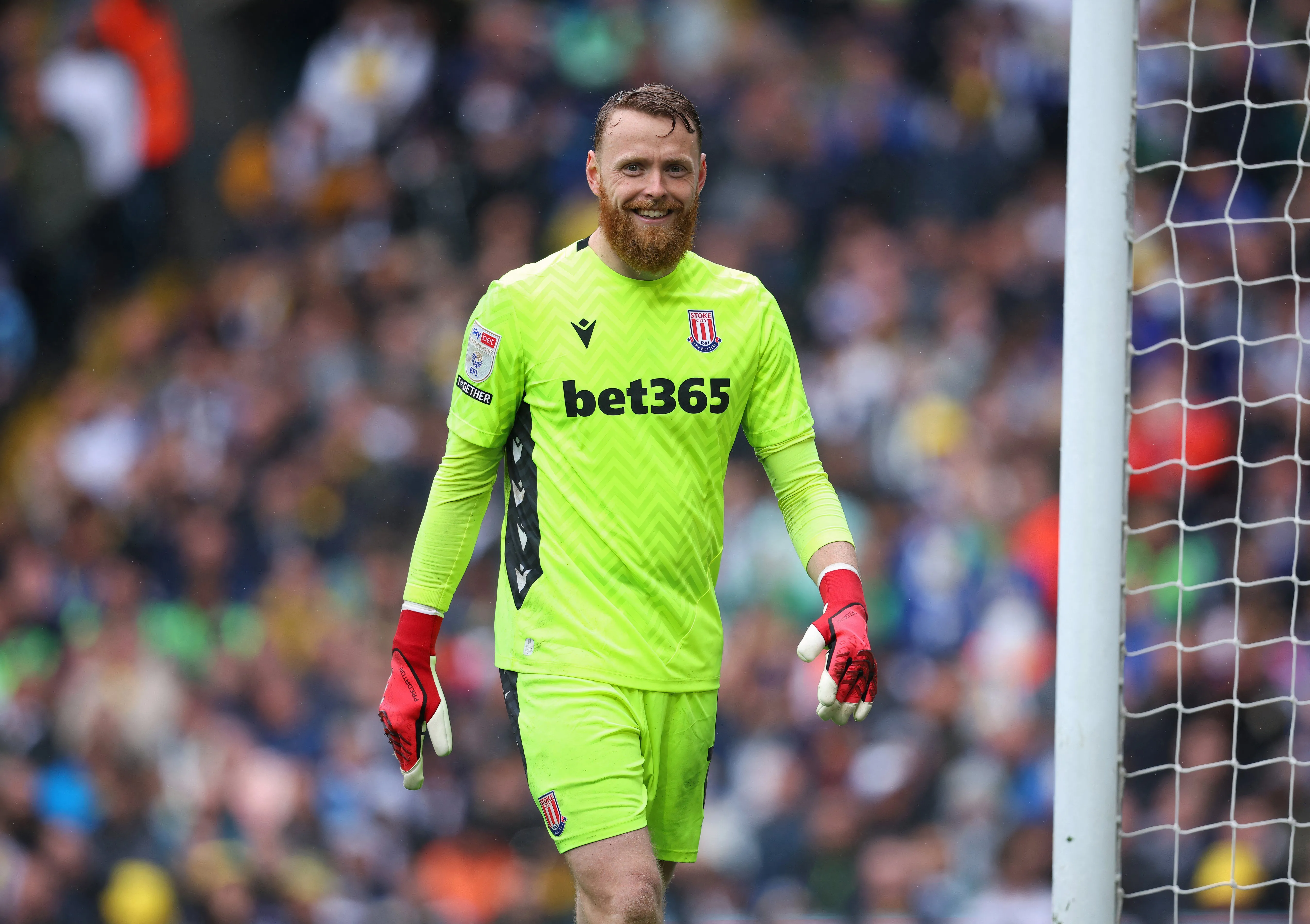 Thủ môn Viktor Johansson của Stoke City cản phá bóng, biểu tượng cho vai trò trụ cột giúp đội trụ hạng thành công tại Championship
