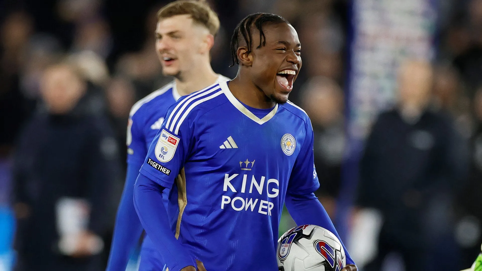 Tiền đạo Abdul Fatawu ăn mừng cùng Leicester City