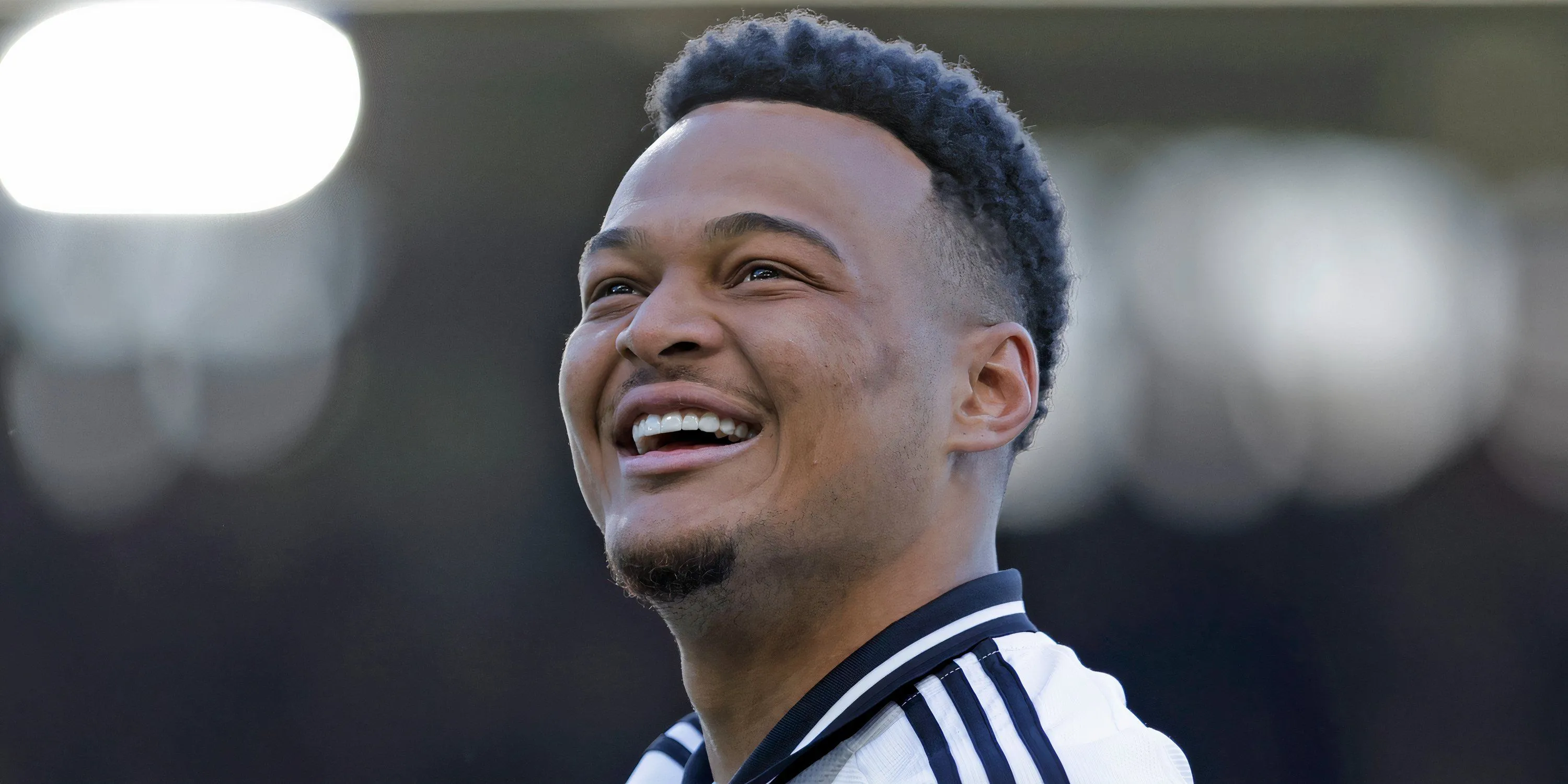 Tiền đạo Rodrigo Muniz trong màu áo Fulham đang thi đấu trên sân