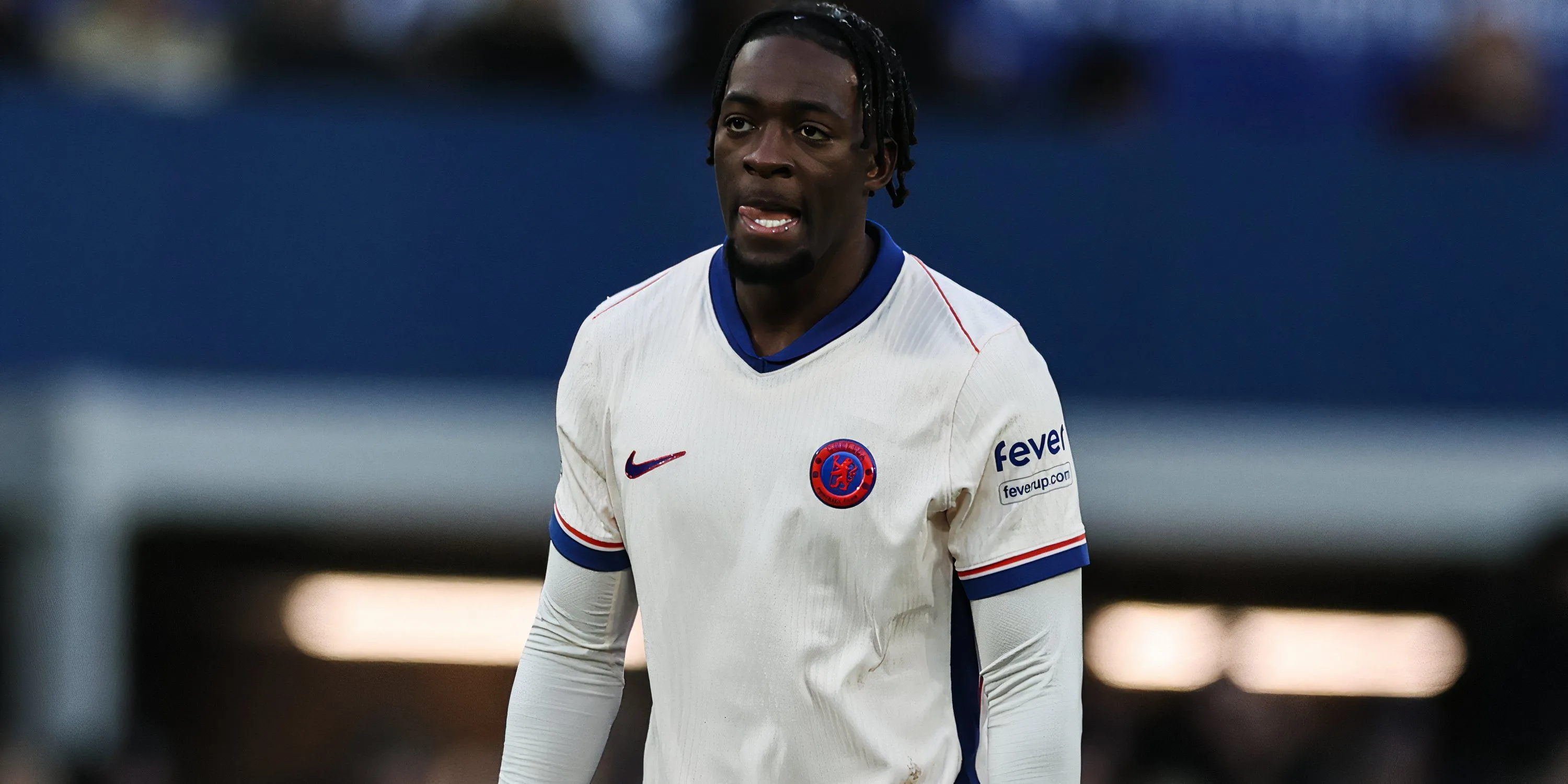 Trung vệ Axel Disasi của Chelsea đang thi đấu trên sân