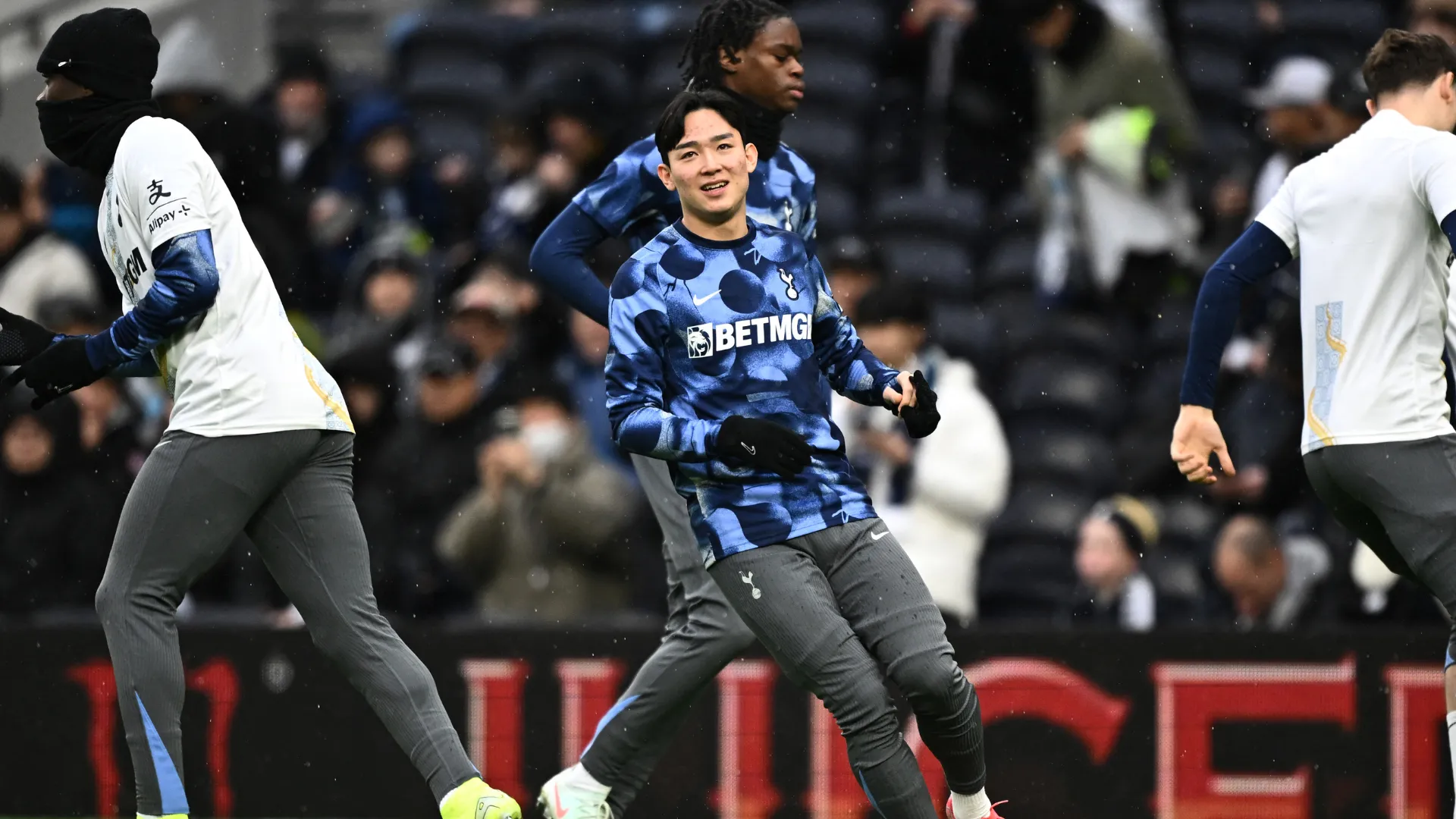 Yang Min-hyeok của QPR khởi động trước trận gặp Tottenham