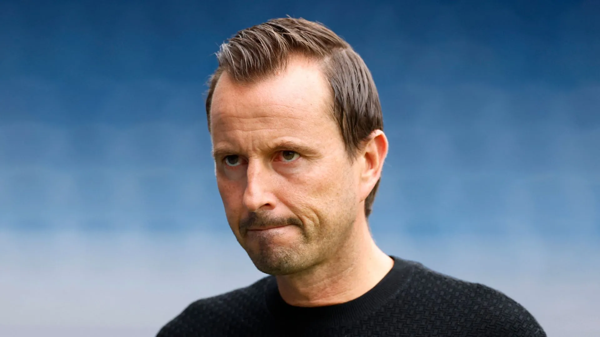 HLV Julien Stephan của Queens Park Rangers trong buổi họp báo