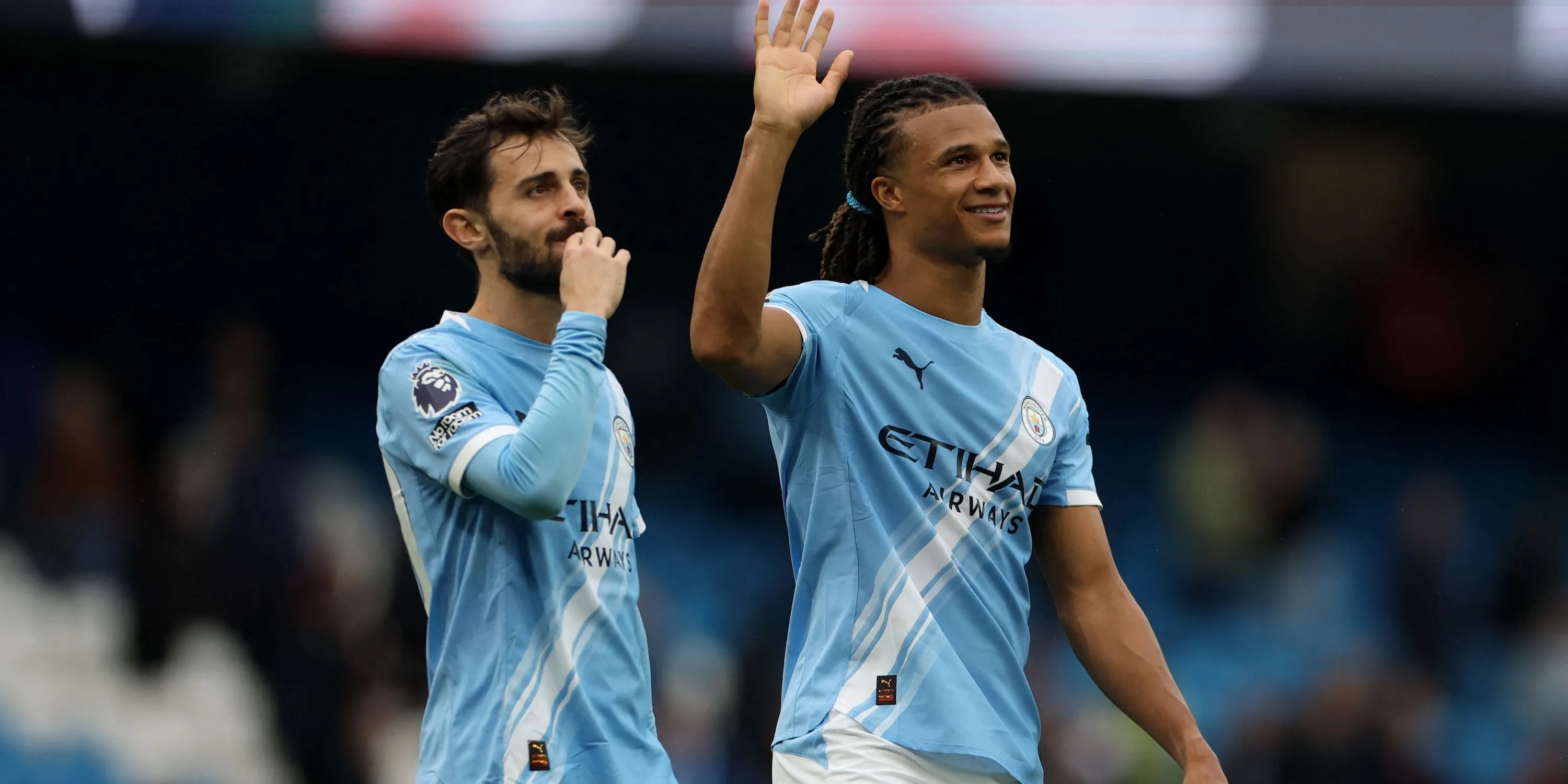 Nathan Ake và Bernardo Silva ăn mừng sau trận đấu
