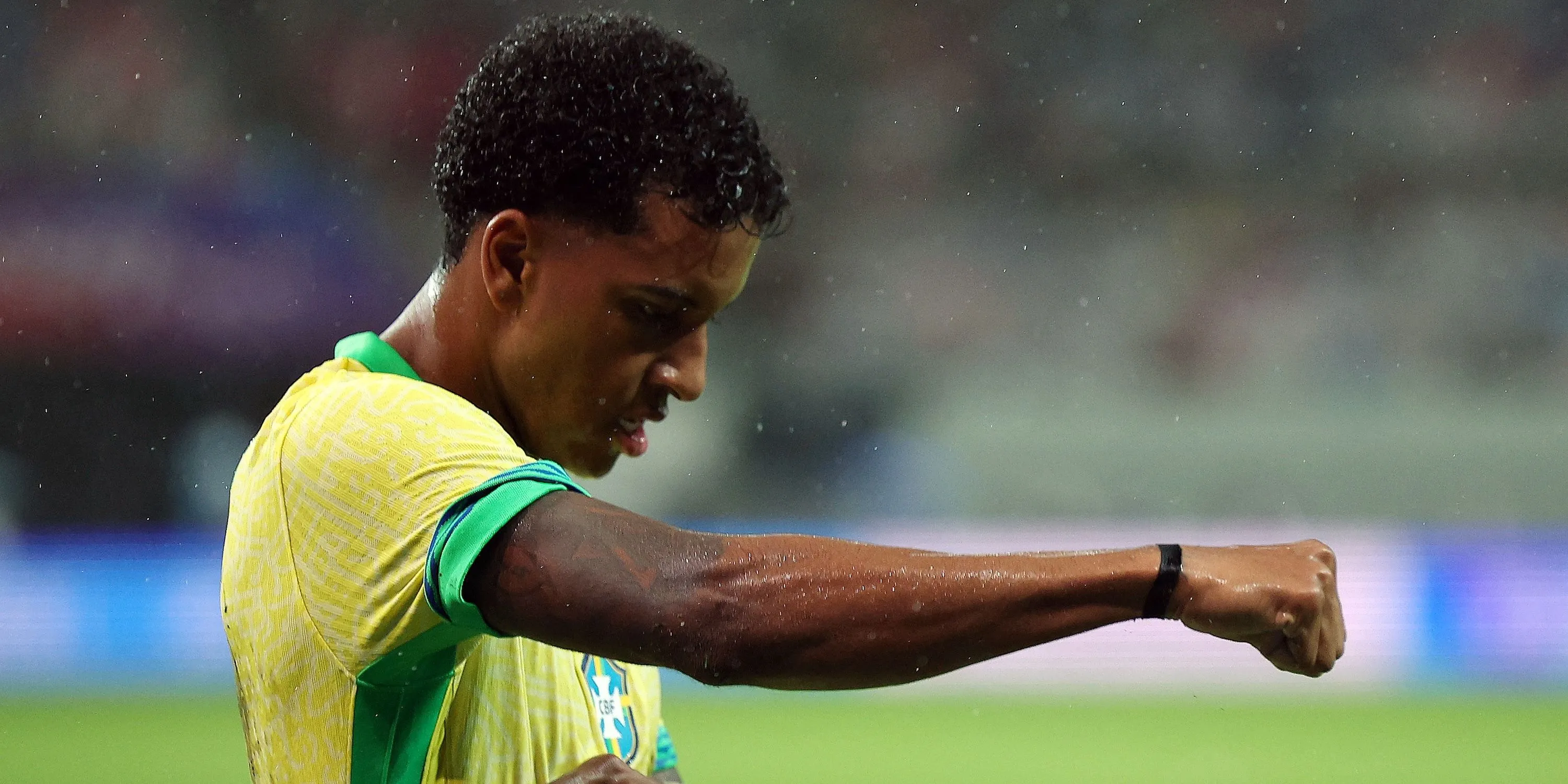 Rodrygo ăn mừng bàn thắng cho Real Madrid và đội tuyển Brazil