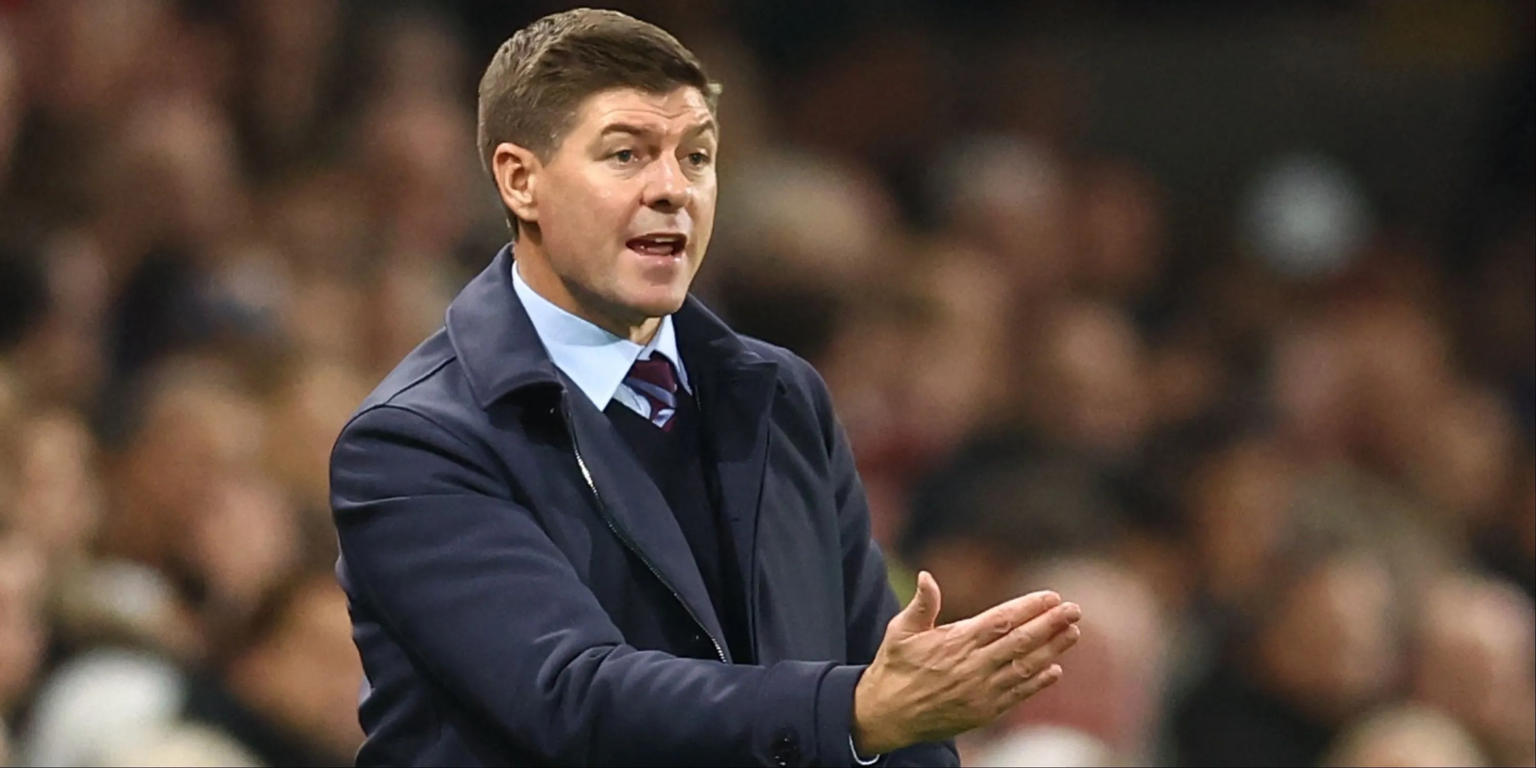 Steven Gerrard trong một cuộc họp báo tại Aston Villa