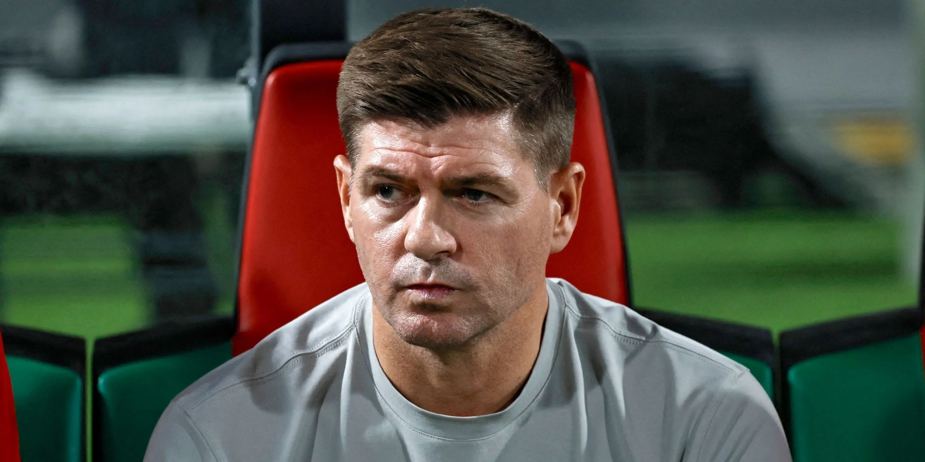 Steven Gerrard với biểu cảm khó chịu khi xem bình luận bóng đá
