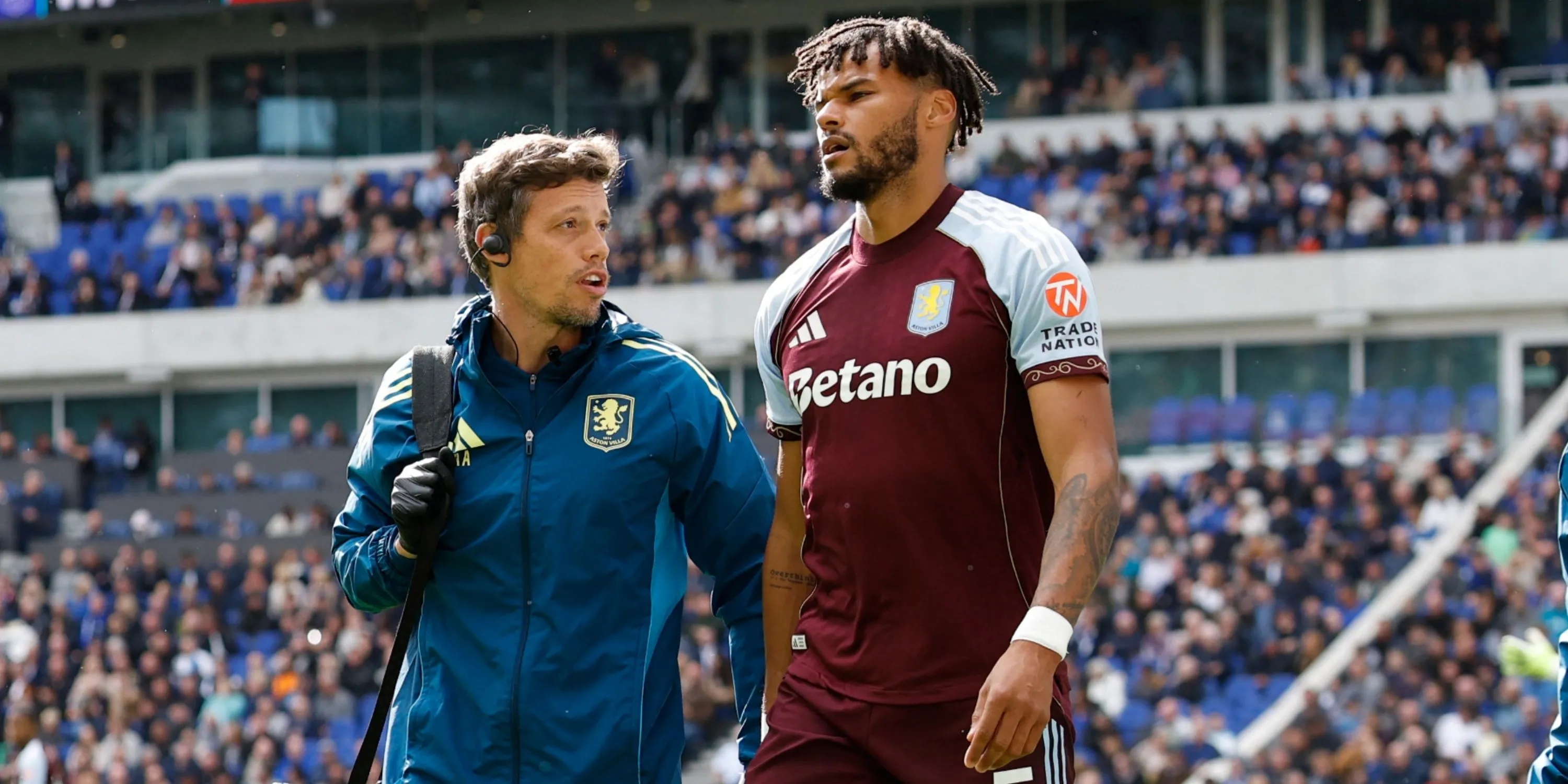 Tyrone Mings tỏ vẻ thất vọng sau khi phải rời sân vì chấn thương
